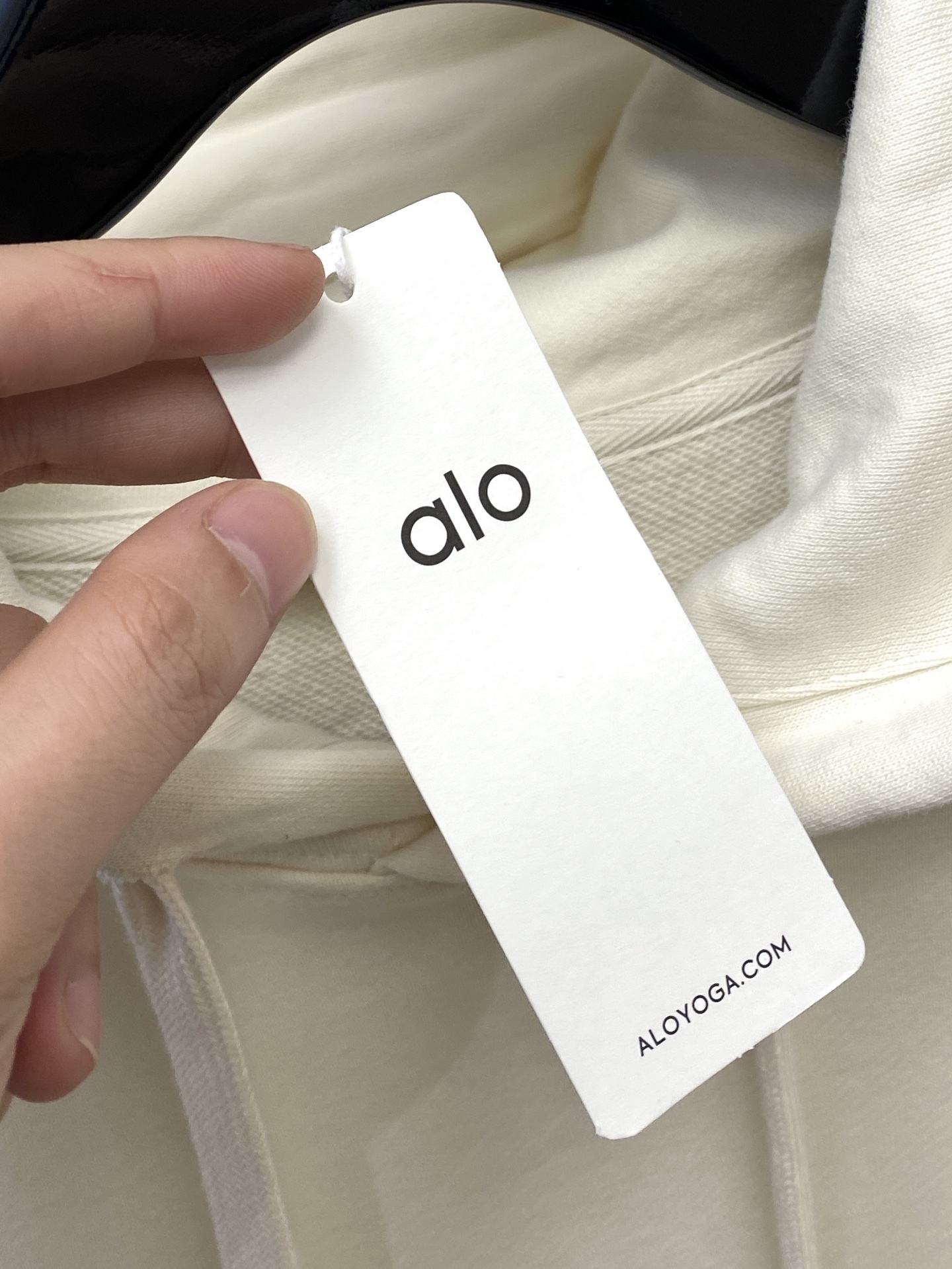 alo、2025最新款卫衣，帅气时尚，胸前顶级印胶字母logo，简约百搭款。面料棉 不仅挺括，保持潮流的