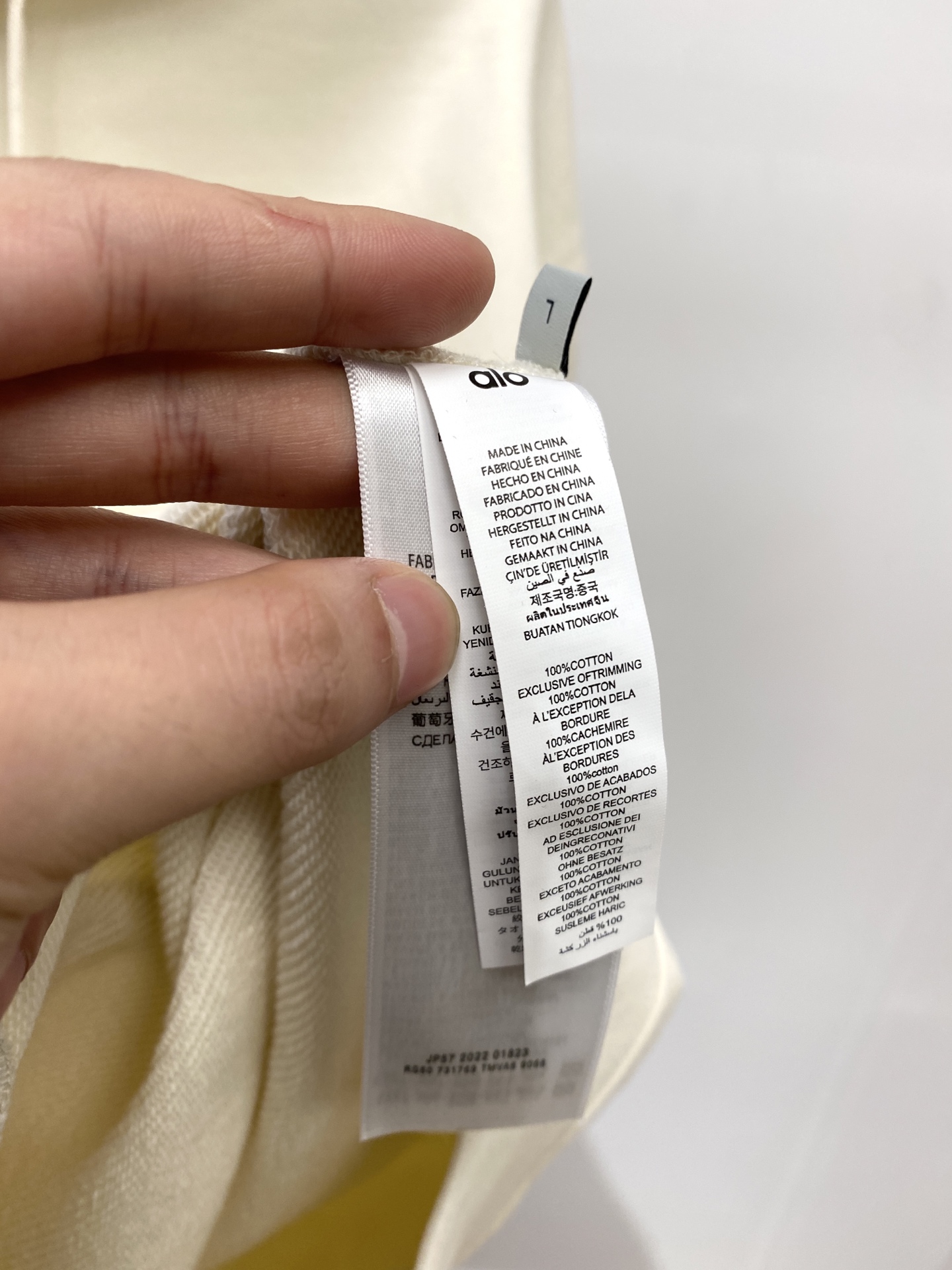 alo、2025最新款卫衣，帅气时尚，胸前顶级印胶字母logo，简约百搭款。面料棉 不仅挺括，保持潮流的