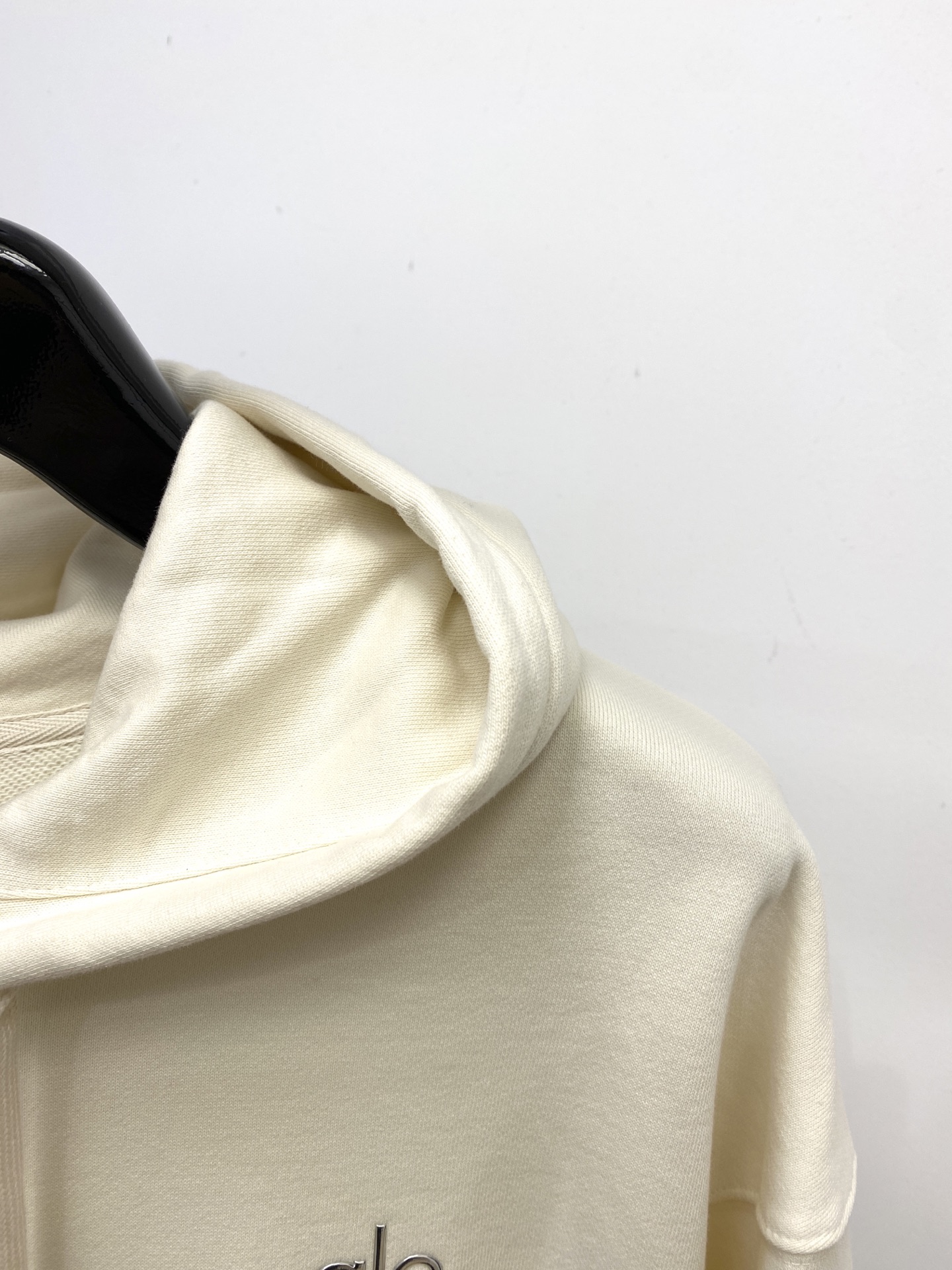 alo、2025最新款卫衣，帅气时尚，胸前顶级印胶字母logo，简约百搭款。面料棉 不仅挺括，保持潮流的