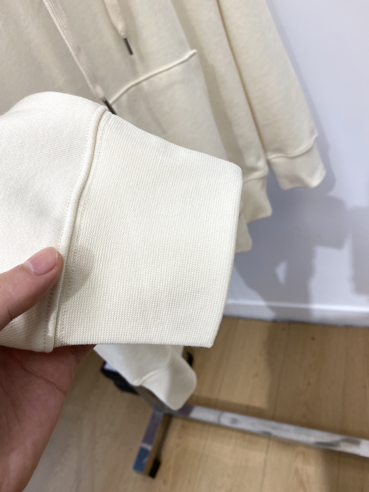 alo、2025最新款卫衣，帅气时尚，胸前顶级印胶字母logo，简约百搭款。面料棉 不仅挺括，保持潮流的