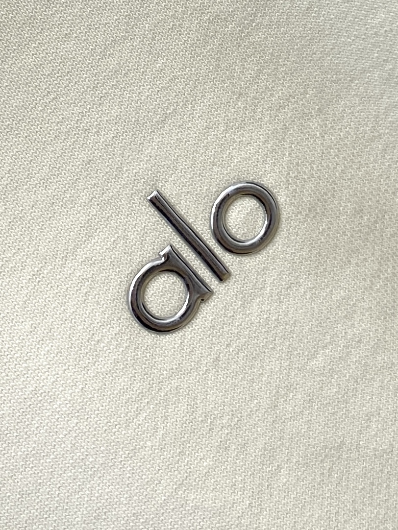 alo、2025最新款卫衣，帅气时尚，胸前顶级印胶字母logo，简约百搭款。面料棉 不仅挺括，保持潮流的