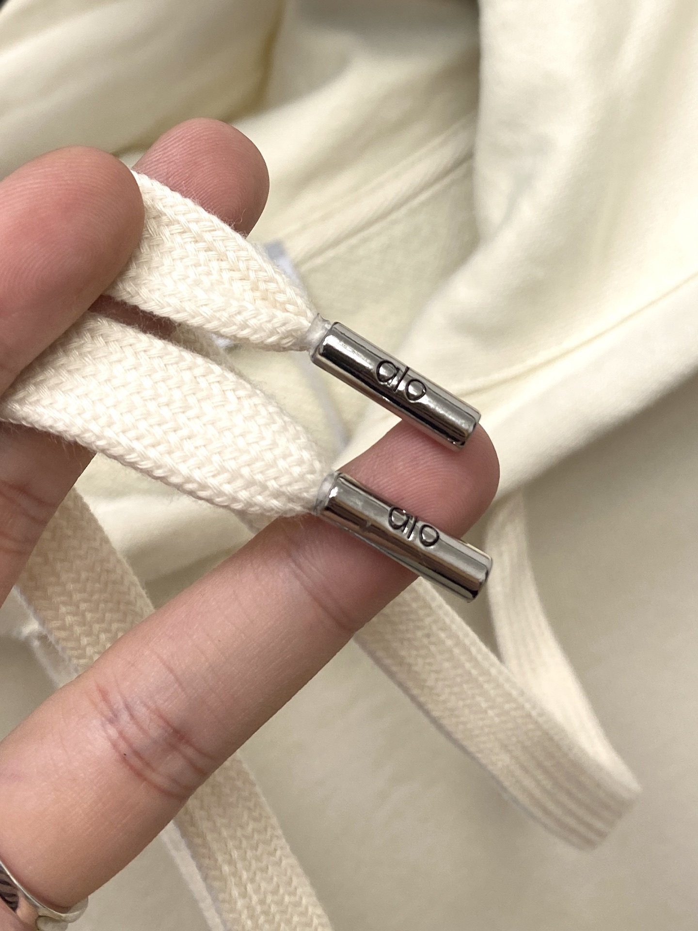 alo、2025最新款卫衣，帅气时尚，胸前顶级印胶字母logo，简约百搭款。面料棉 不仅挺括，保持潮流的