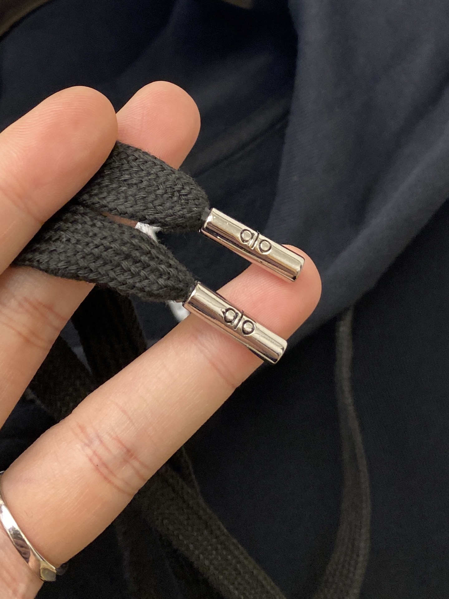 alo、2025最新款卫衣，帅气时尚，胸前顶级印胶字母logo，简约百搭款。面料棉 不仅挺括，保持潮流的