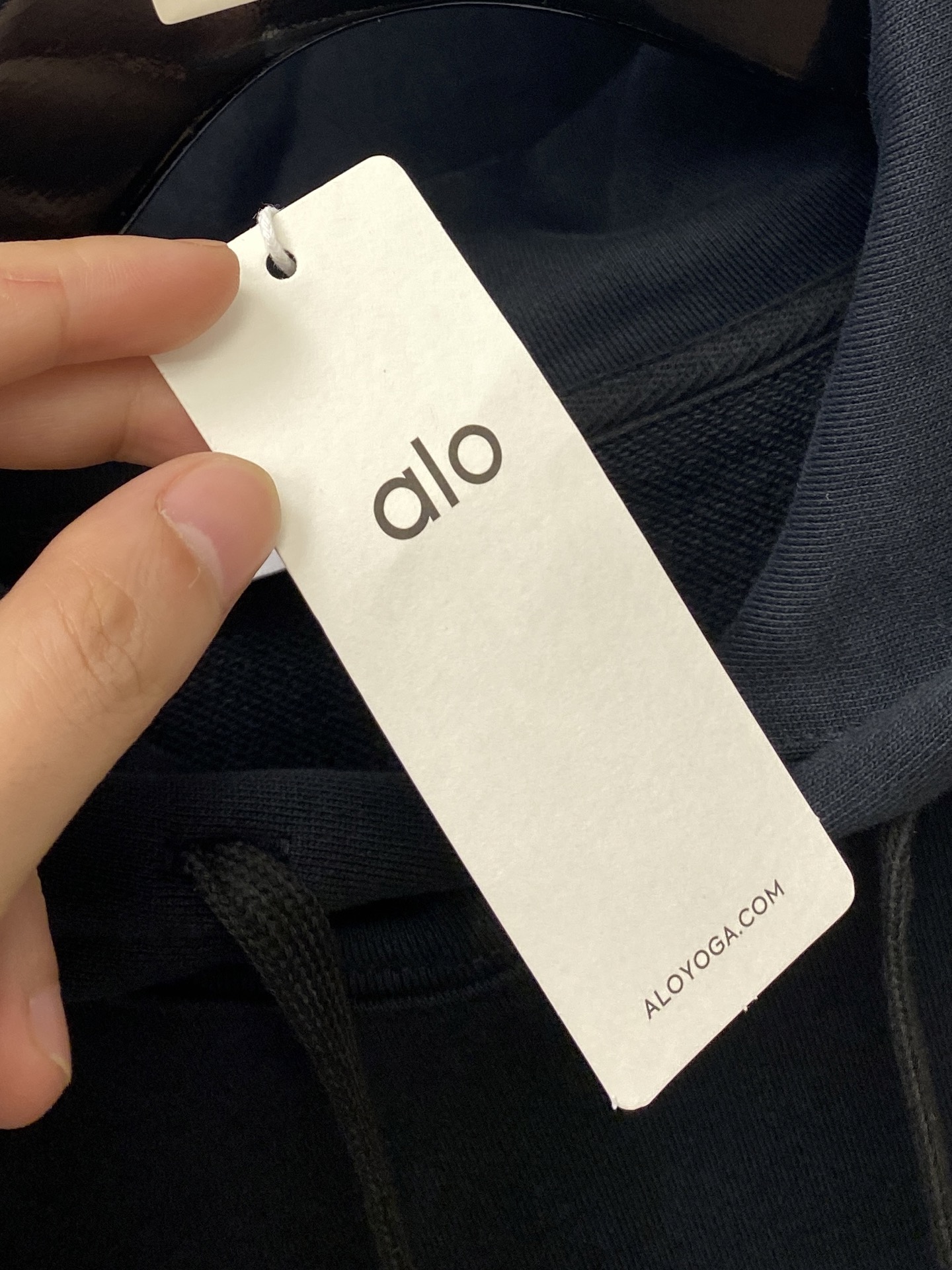 alo、2025最新款卫衣，帅气时尚，胸前顶级印胶字母logo，简约百搭款。面料棉 不仅挺括，保持潮流的