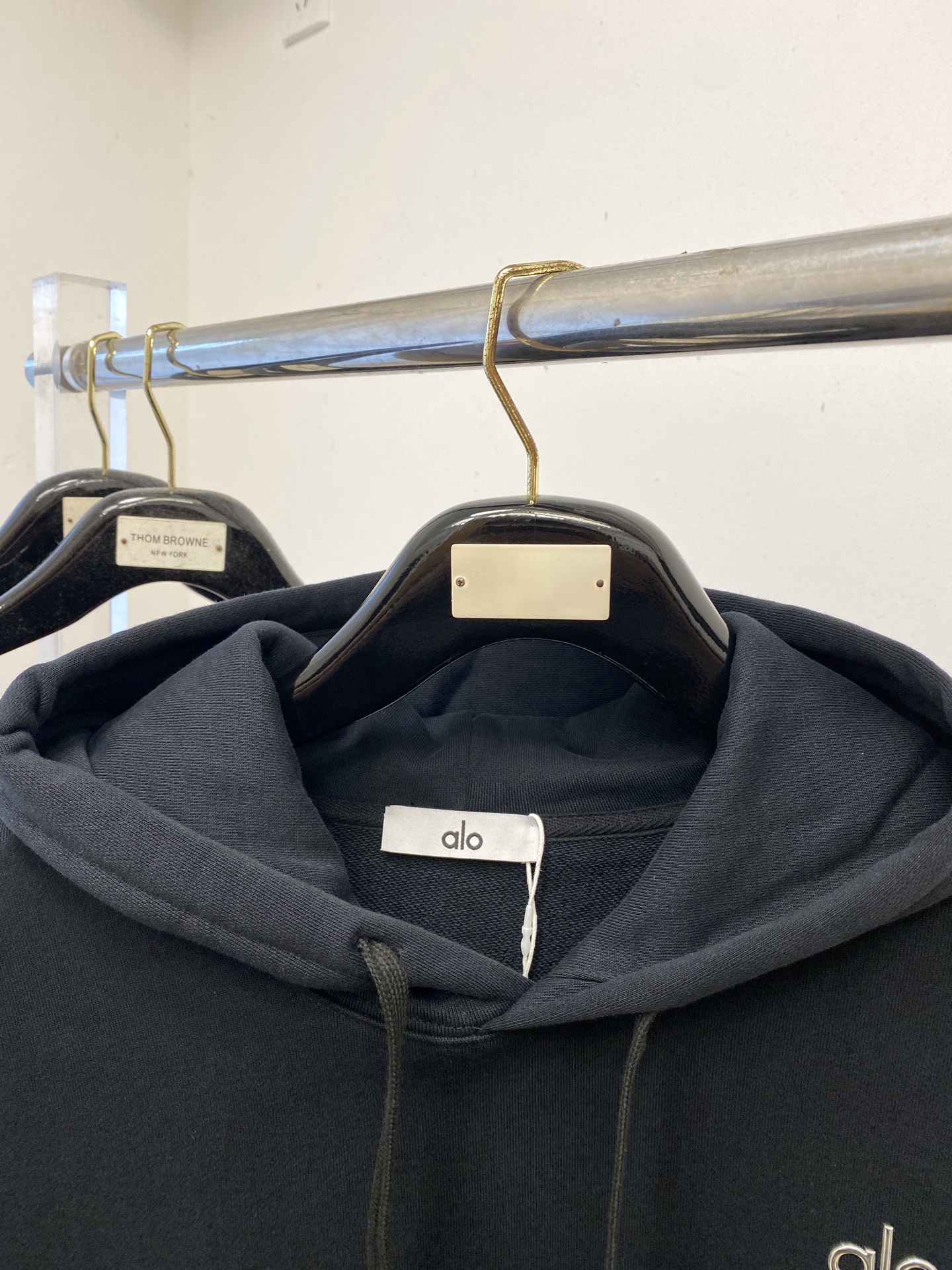 alo、2025最新款卫衣，帅气时尚，胸前顶级印胶字母logo，简约百搭款。面料棉 不仅挺括，保持潮流的