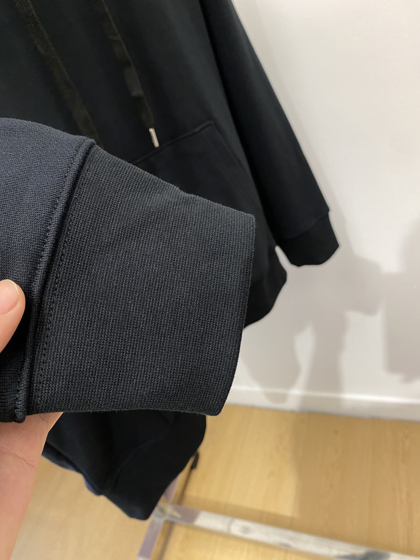 alo、2025最新款卫衣，帅气时尚，胸前顶级印胶字母logo，简约百搭款。面料棉 不仅挺括，保持潮流的