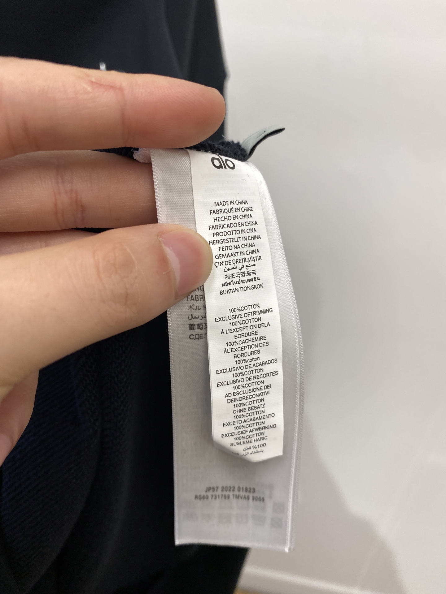 alo、2025最新款卫衣，帅气时尚，胸前顶级印胶字母logo，简约百搭款。面料棉 不仅挺括，保持潮流的