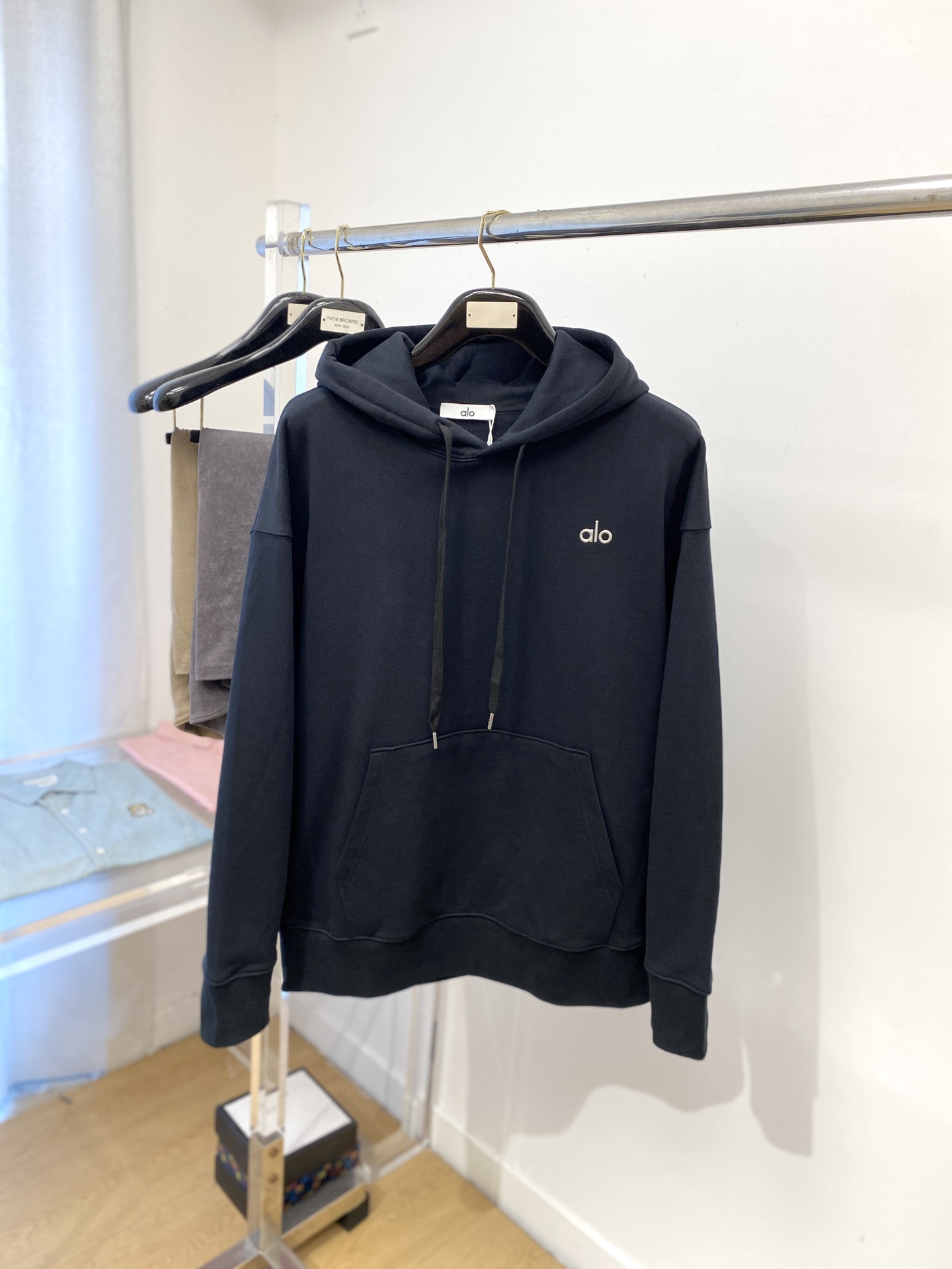alo、2025最新款卫衣，帅气时尚，胸前顶级印胶字母logo，简约百搭款。面料棉 不仅挺括，保持潮流的