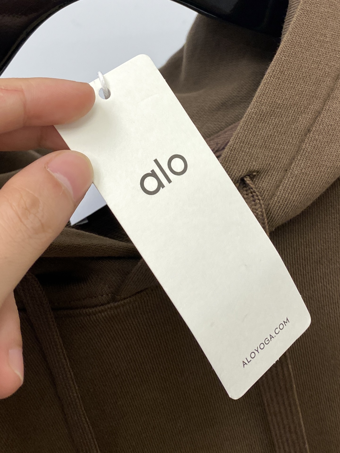 alo、2025最新款卫衣，帅气时尚，胸前顶级印胶字母logo，简约百搭款。面料棉 不仅挺括，保持潮流的