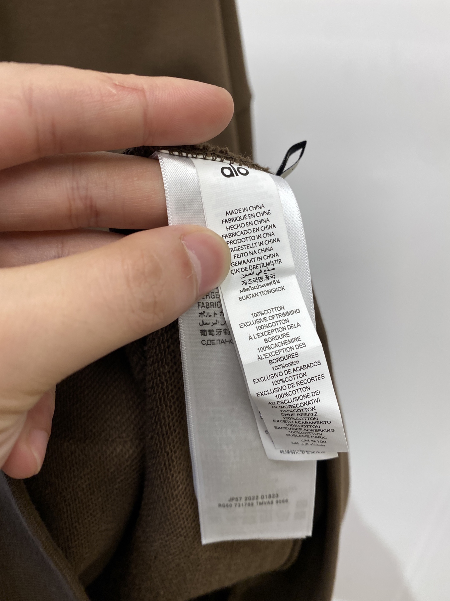 alo、2025最新款卫衣，帅气时尚，胸前顶级印胶字母logo，简约百搭款。面料棉 不仅挺括，保持潮流的