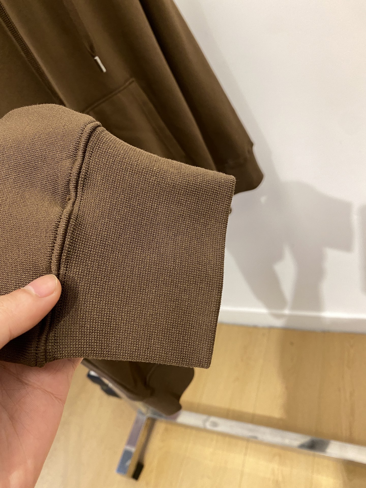 alo、2025最新款卫衣，帅气时尚，胸前顶级印胶字母logo，简约百搭款。面料棉 不仅挺括，保持潮流的