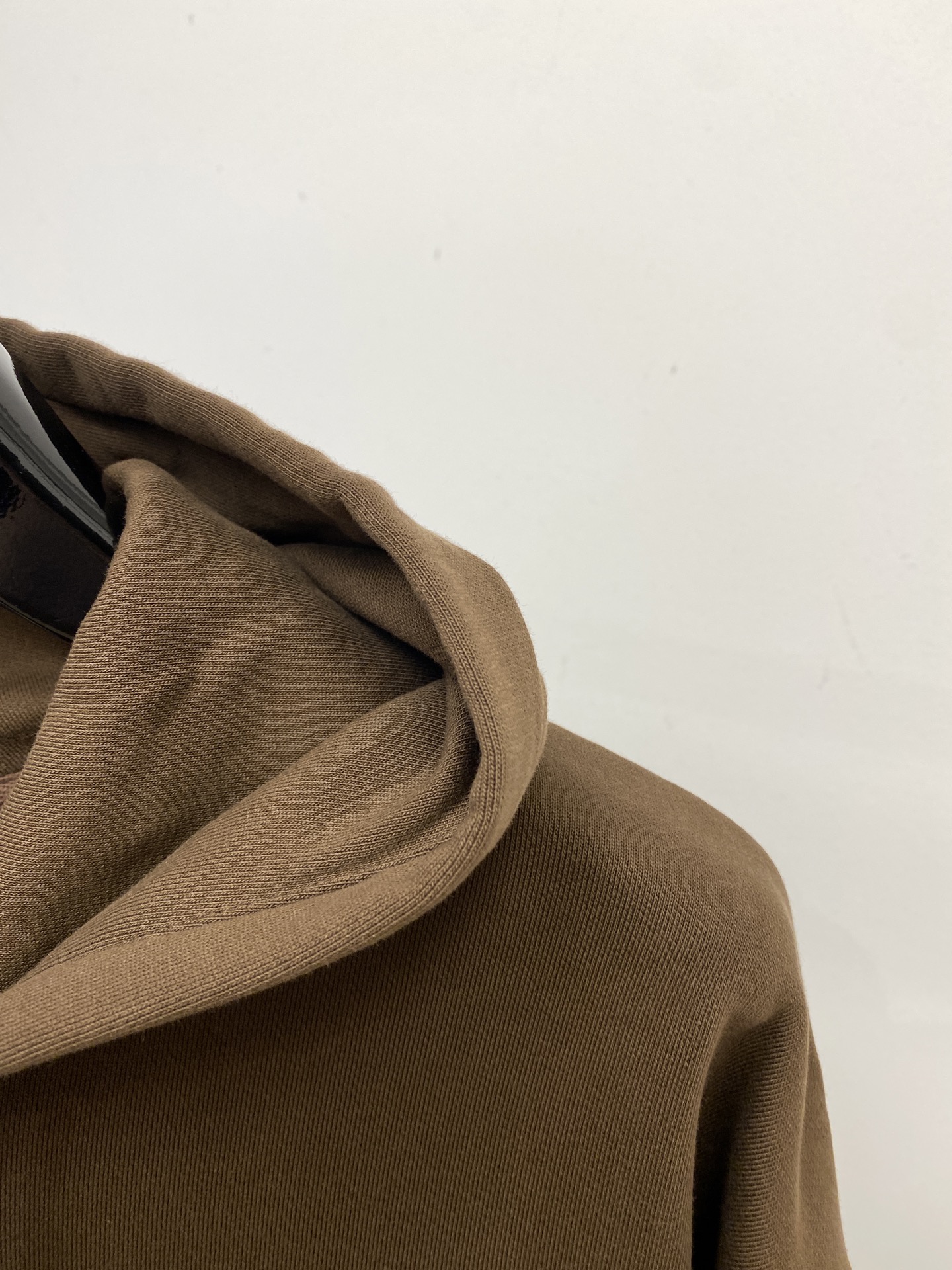 alo、2025最新款卫衣，帅气时尚，胸前顶级印胶字母logo，简约百搭款。面料棉 不仅挺括，保持潮流的