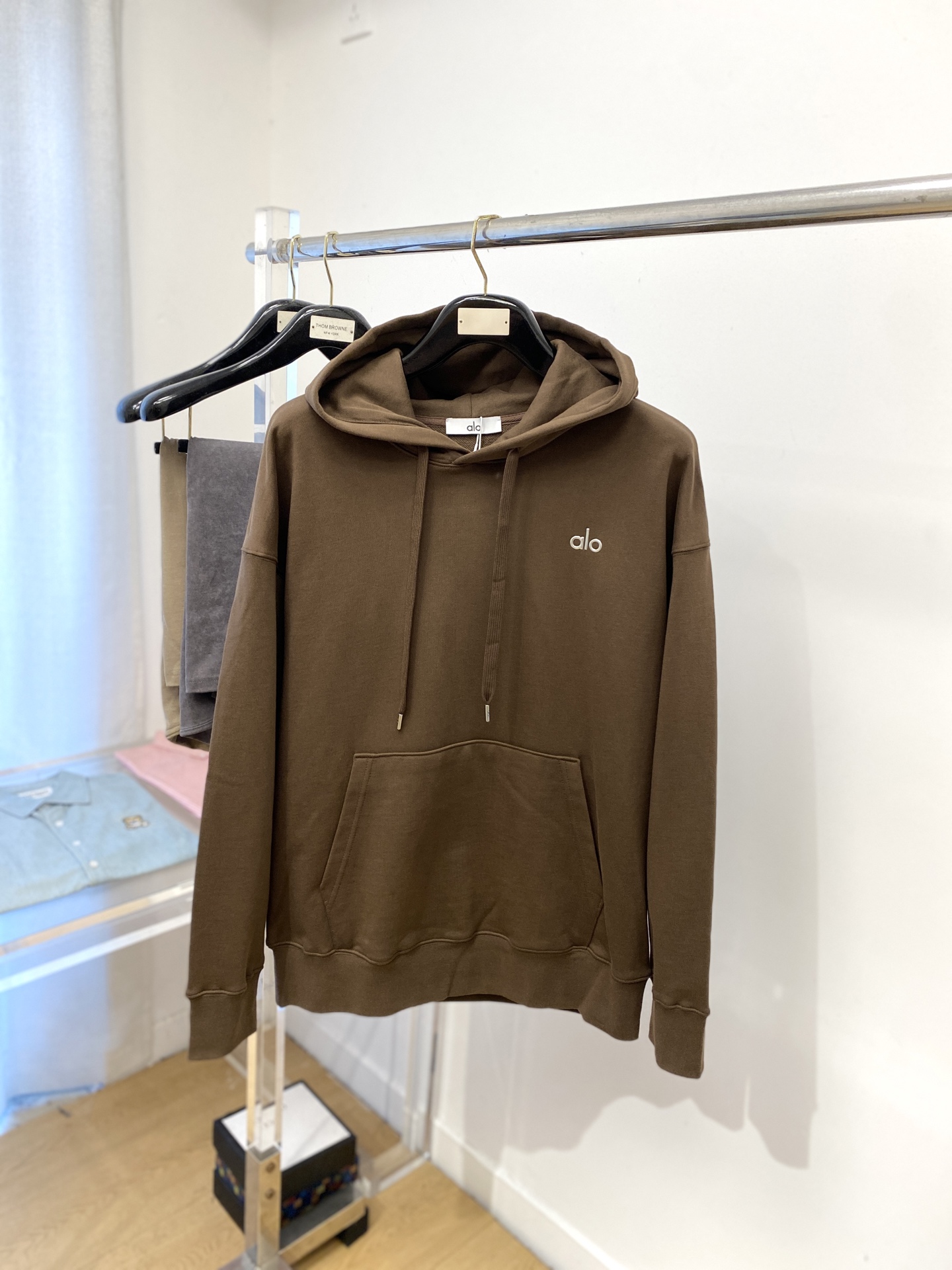 alo、2025最新款卫衣，帅气时尚，胸前顶级印胶字母logo，简约百搭款。面料棉 不仅挺括，保持潮流的