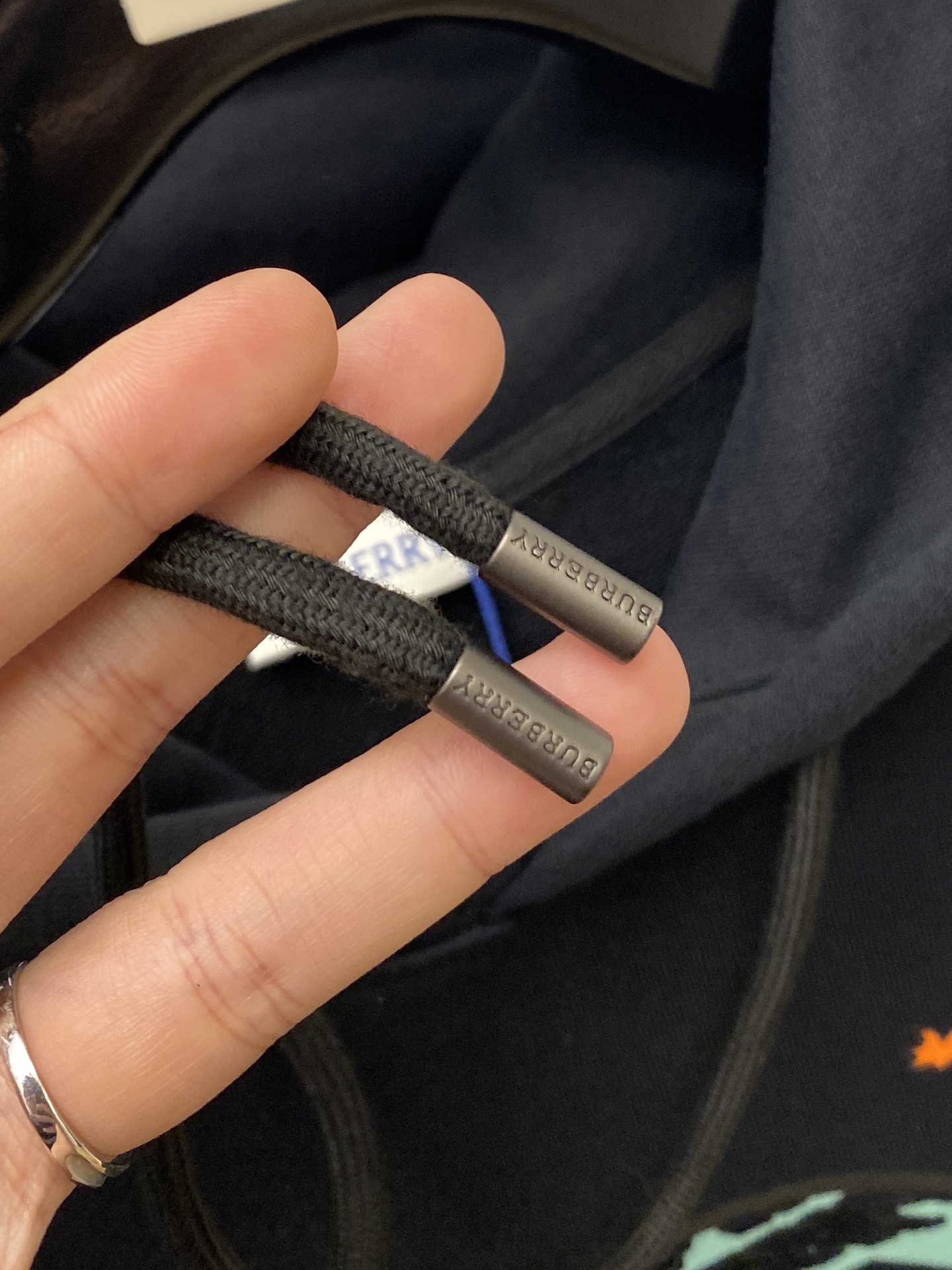 巴宝莉、2025最新款卫衣，帅气时尚，胸前顶级印花图案logo，简约百搭款。面料棉 不仅挺括，保持潮流的