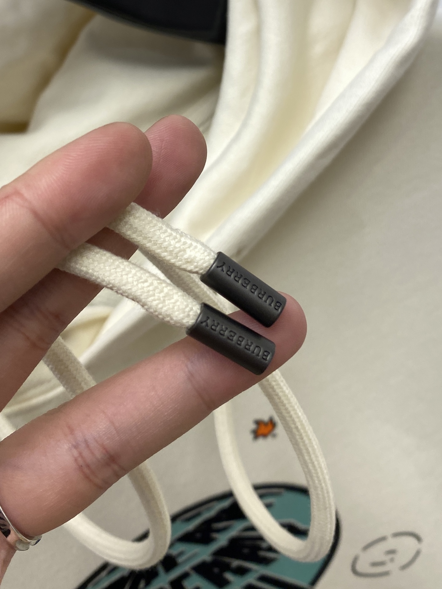 巴宝莉、2025最新款卫衣，帅气时尚，胸前顶级印花图案logo，简约百搭款。面料棉 不仅挺括，保持潮流的