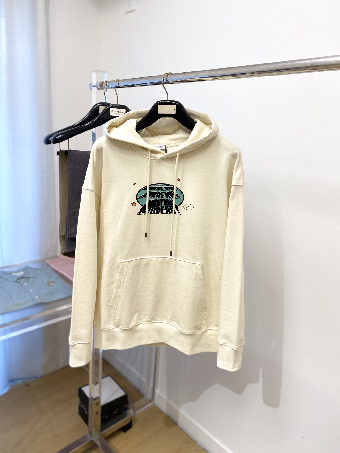 NO:518975,Burberry, the latest sweatshirt in 2025, handsome and fashionable, top-grade printed pattern logo on the chest, simple and versatile style. The fabric cotton is not only crisp, maintains the trendy silhouette, and is comfortable to wear, and the yarn is more delicate, the number M-2XL, burberry, hoodie, sweatshirts, alexander wang19860909巴宝莉、2025最新款卫衣,帅气时尚,胸前顶级印花图案logo,简约百搭款.面料棉 不仅挺括,保持潮流的廓形,又穿着舒适,纱织更细腻,码数M-2XL,,burberry,hoodie,sweatshirts,alexander wang,Men's clothing