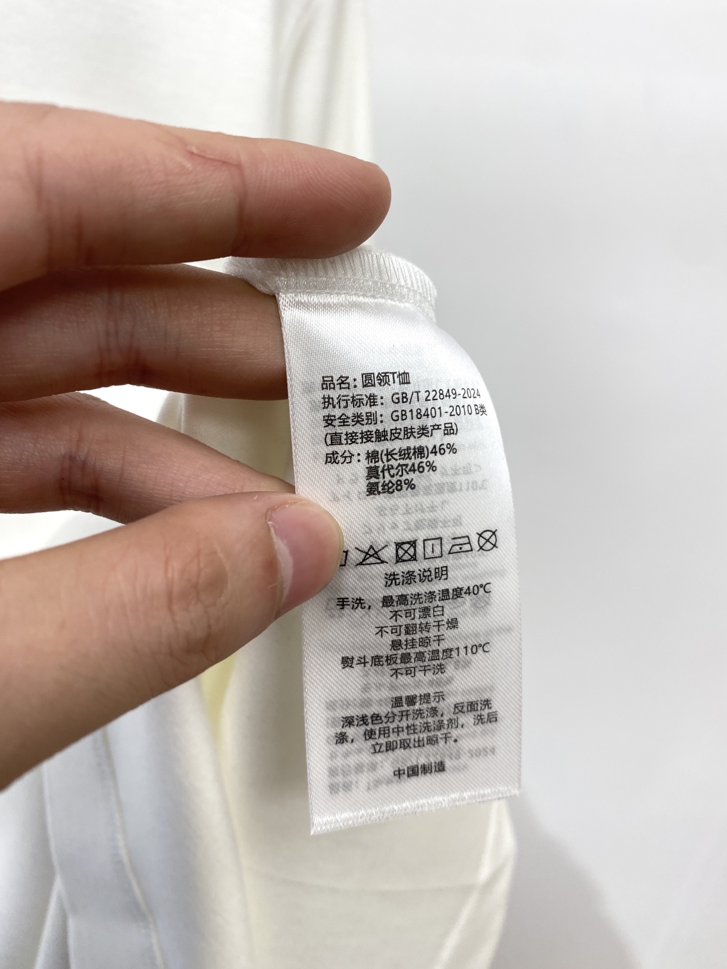 迪奥、2025新品长袖打底，帅气时尚，胸前精致刺绣图案logo，简约百搭款。面料棉 不仅挺括，保持潮流的