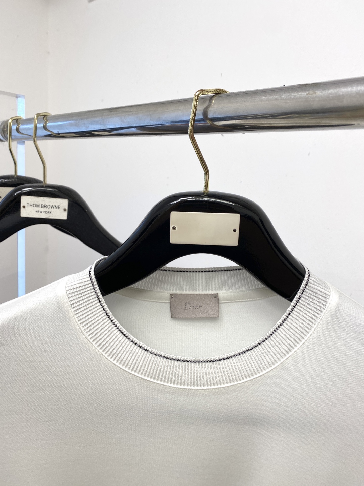 迪奥、2025新品长袖打底，帅气时尚，胸前精致刺绣图案logo，简约百搭款。面料棉 不仅挺括，保持潮流的