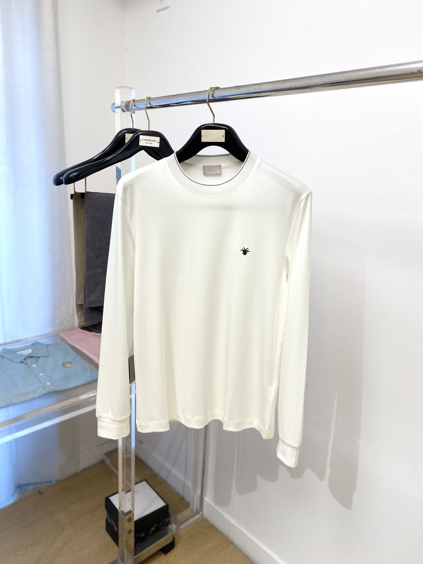 NO:518969,Dior, 2025 new long-sleeved base, handsome and fashionable, exquisite embroidered pattern logo on the chest, simple and versatile style. The fabric cotton is not only crisp, maintains the trendy silhouette, and is comfortable to wear, and the yarn is more delicate, with M-3XL, dior, alexander wang19860909迪奥、2025新品长袖打底,帅气时尚,胸前精致刺绣图案logo,简约百搭款.面料棉 不仅挺括,保持潮流的廓形,又穿着舒适,纱织更细腻,码数M-3XL,,dior,alexander wang,Men's clothing