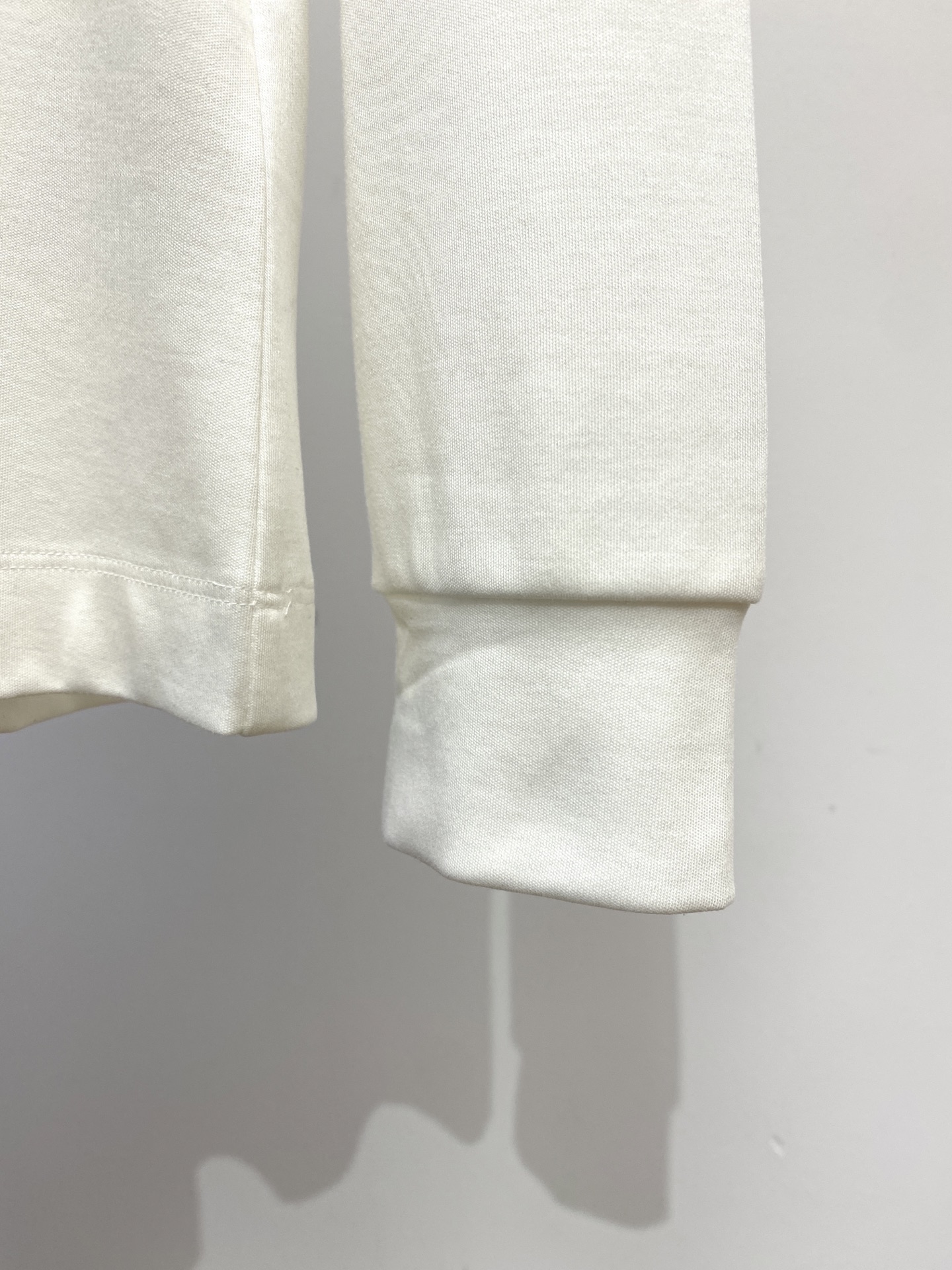 迪奥、2025新品长袖打底，帅气时尚，胸前精致刺绣图案logo，简约百搭款。面料棉 不仅挺括，保持潮流的