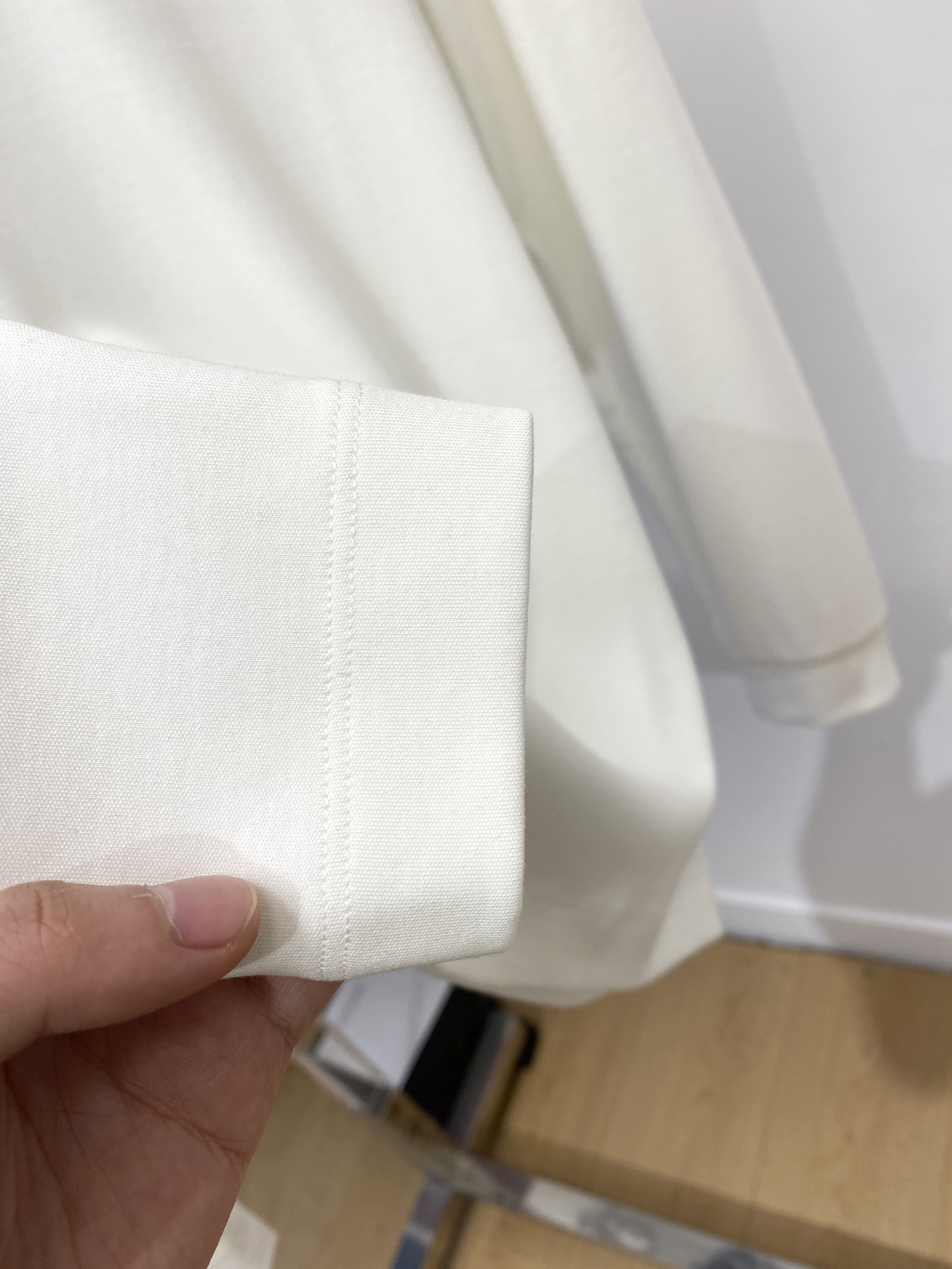 迪奥、2025新品长袖打底，帅气时尚，胸前精致刺绣图案logo，简约百搭款。面料棉 不仅挺括，保持潮流的