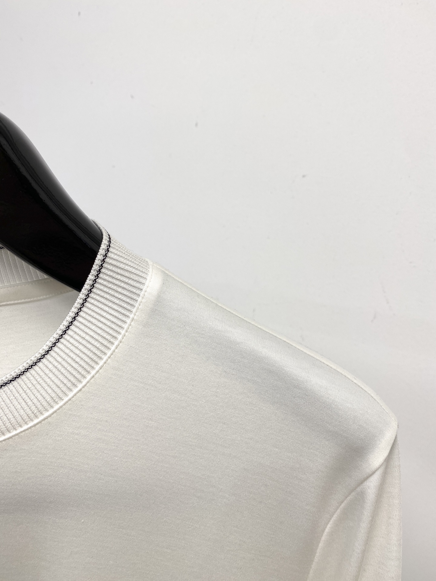 迪奥、2025新品长袖打底，帅气时尚，胸前精致刺绣图案logo，简约百搭款。面料棉 不仅挺括，保持潮流的