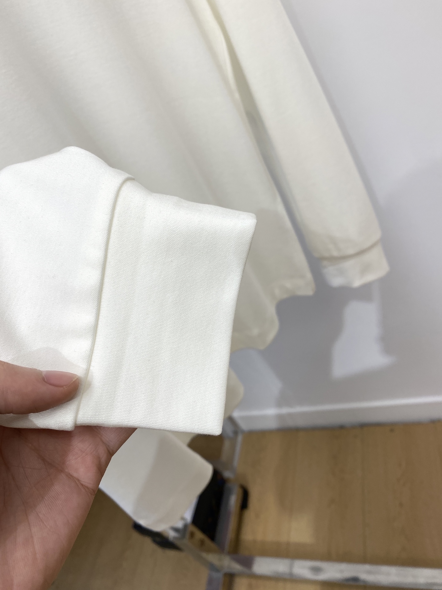 迪奥、2025新品长袖打底，帅气时尚，胸前精致刺绣图案logo，简约百搭款。面料棉 不仅挺括，保持潮流的