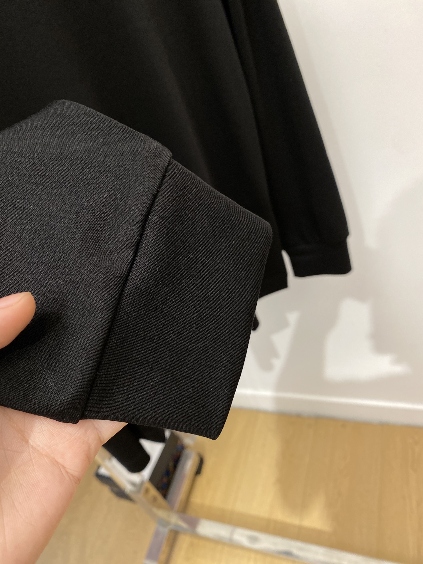 迪奥、2025新品长袖打底，帅气时尚，胸前精致刺绣图案logo，简约百搭款。面料棉 不仅挺括，保持潮流的