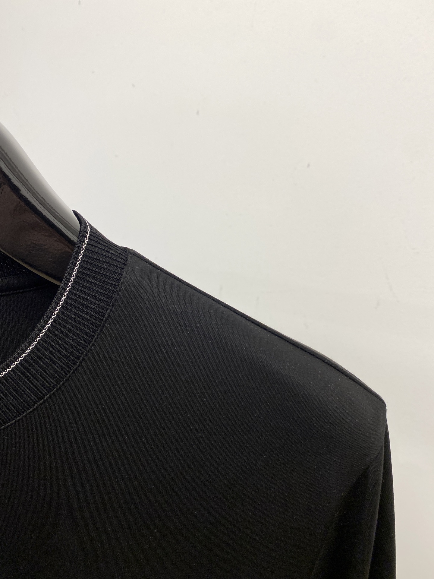 迪奥、2025新品长袖打底，帅气时尚，胸前精致刺绣图案logo，简约百搭款。面料棉 不仅挺括，保持潮流的