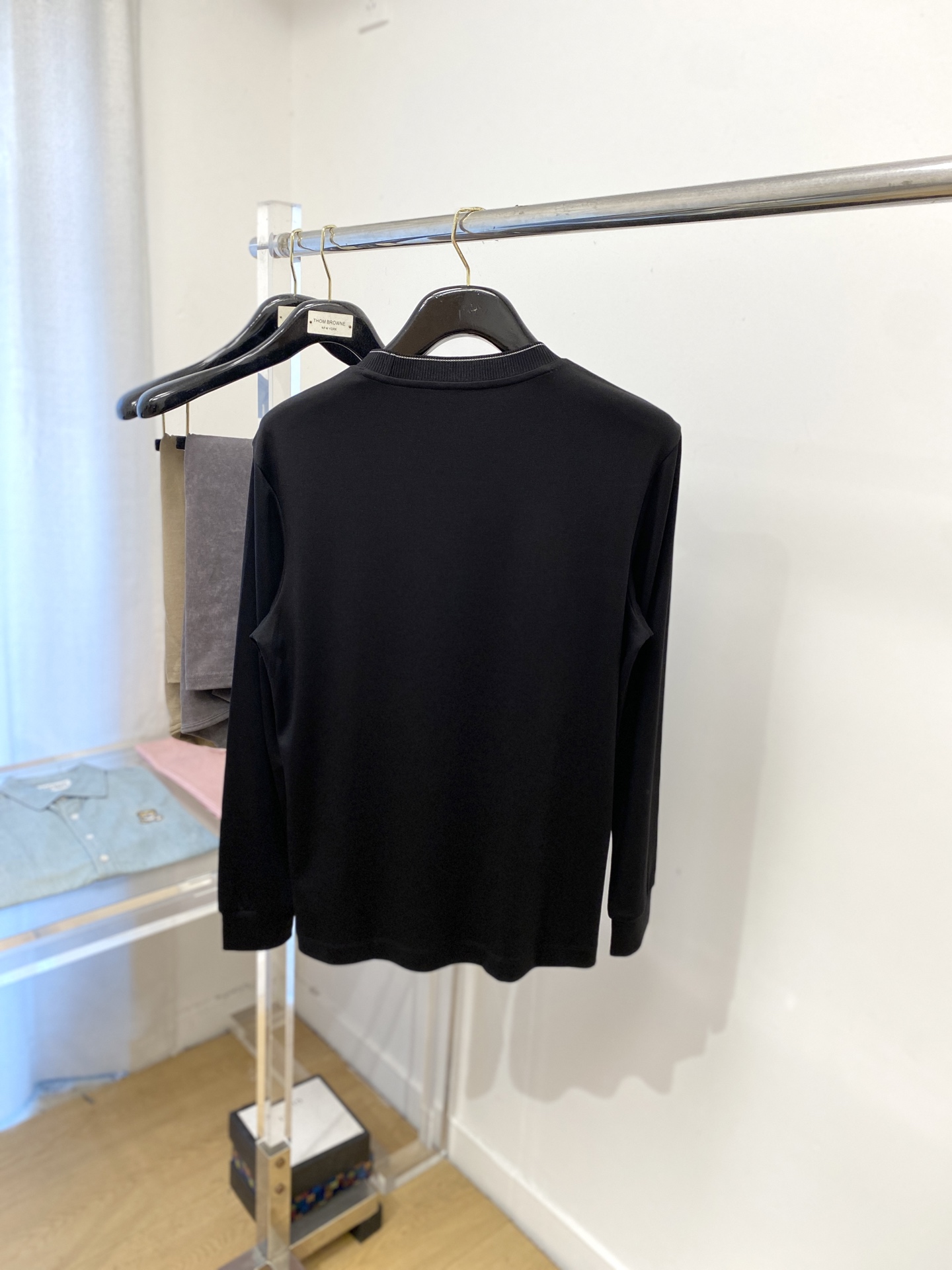 迪奥、2025新品长袖打底，帅气时尚，胸前精致刺绣图案logo，简约百搭款。面料棉 不仅挺括，保持潮流的