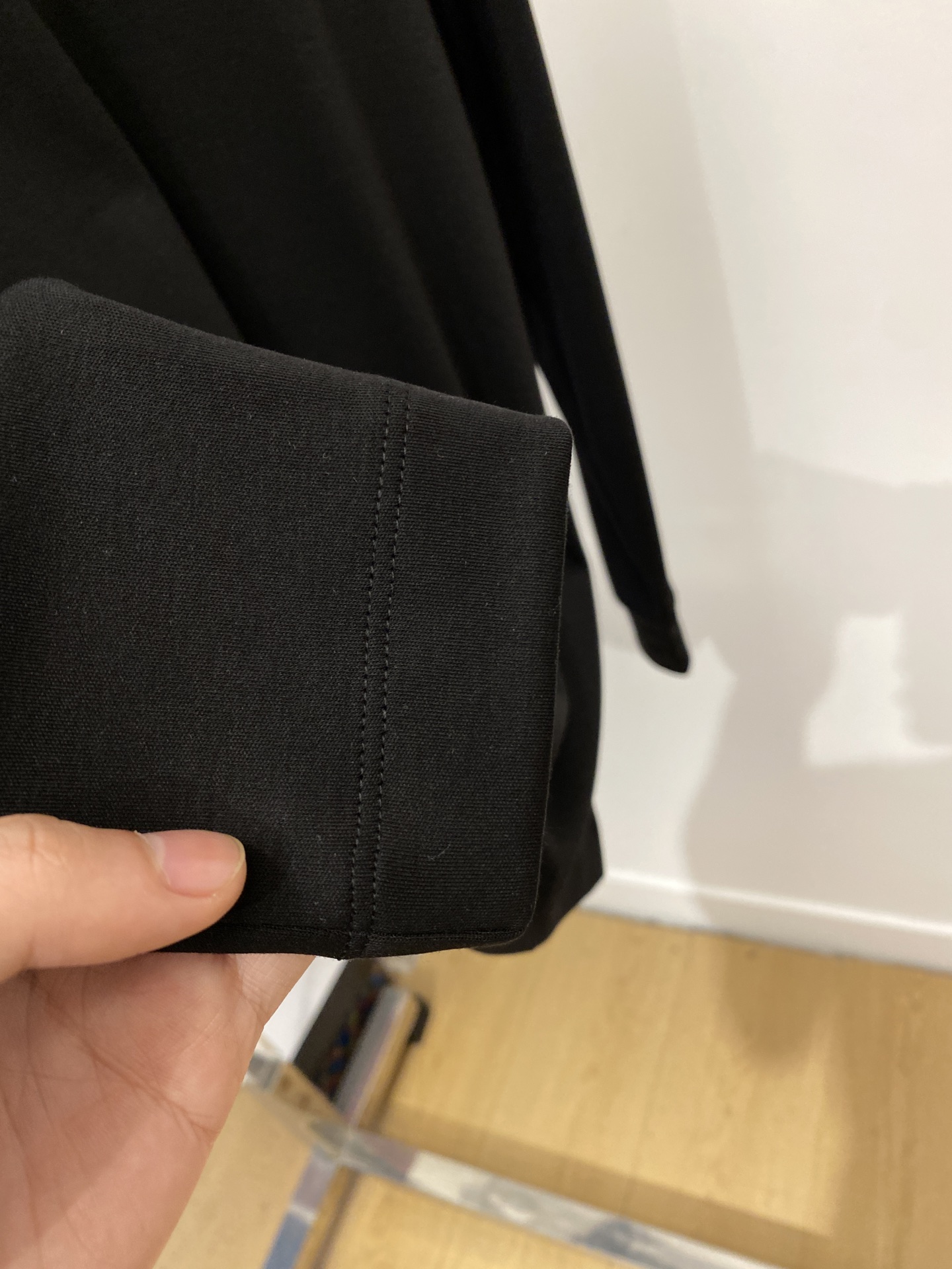 迪奥、2025新品长袖打底，帅气时尚，胸前精致刺绣图案logo，简约百搭款。面料棉 不仅挺括，保持潮流的