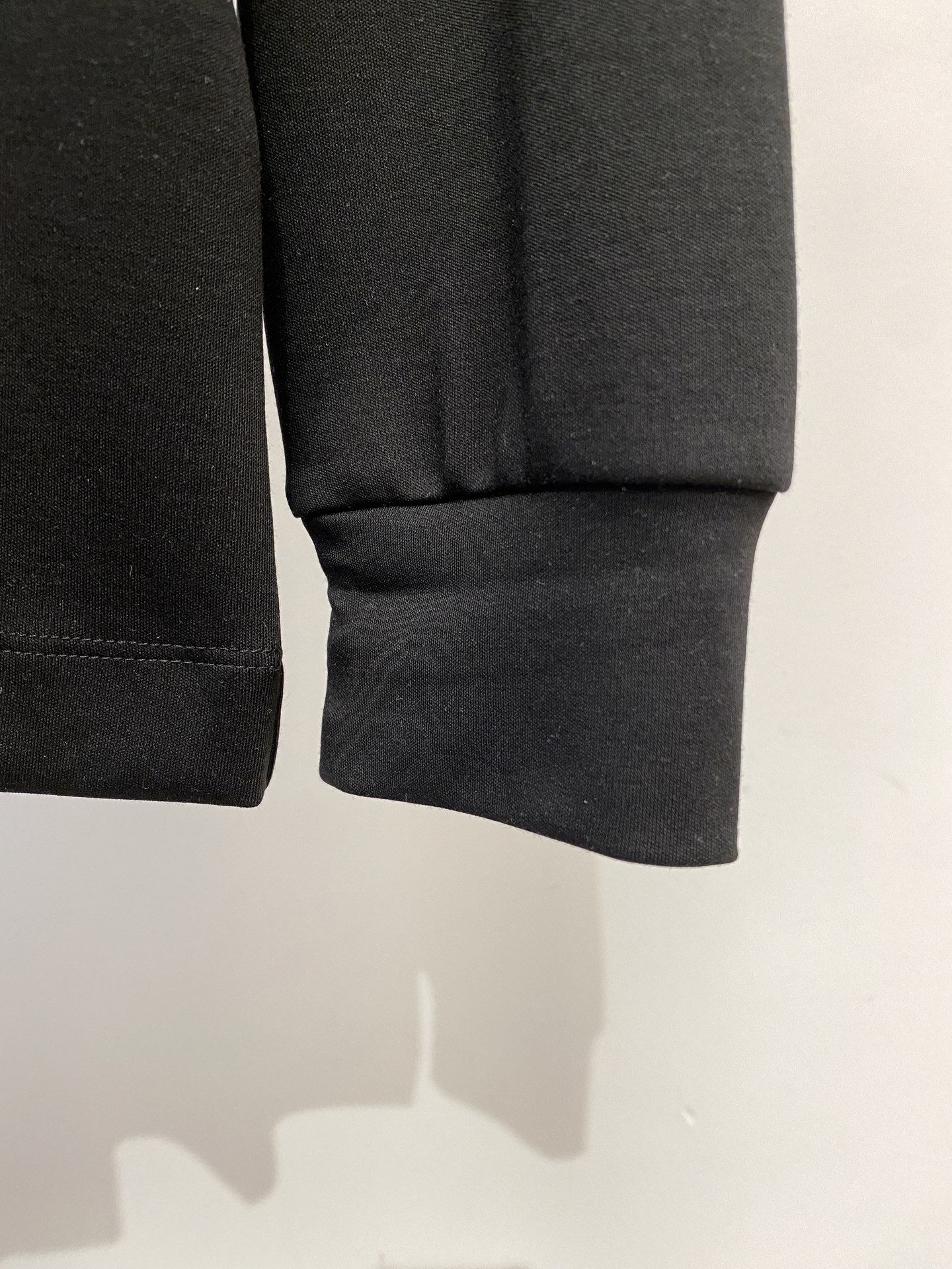 迪奥、2025新品长袖打底，帅气时尚，胸前精致刺绣图案logo，简约百搭款。面料棉 不仅挺括，保持潮流的