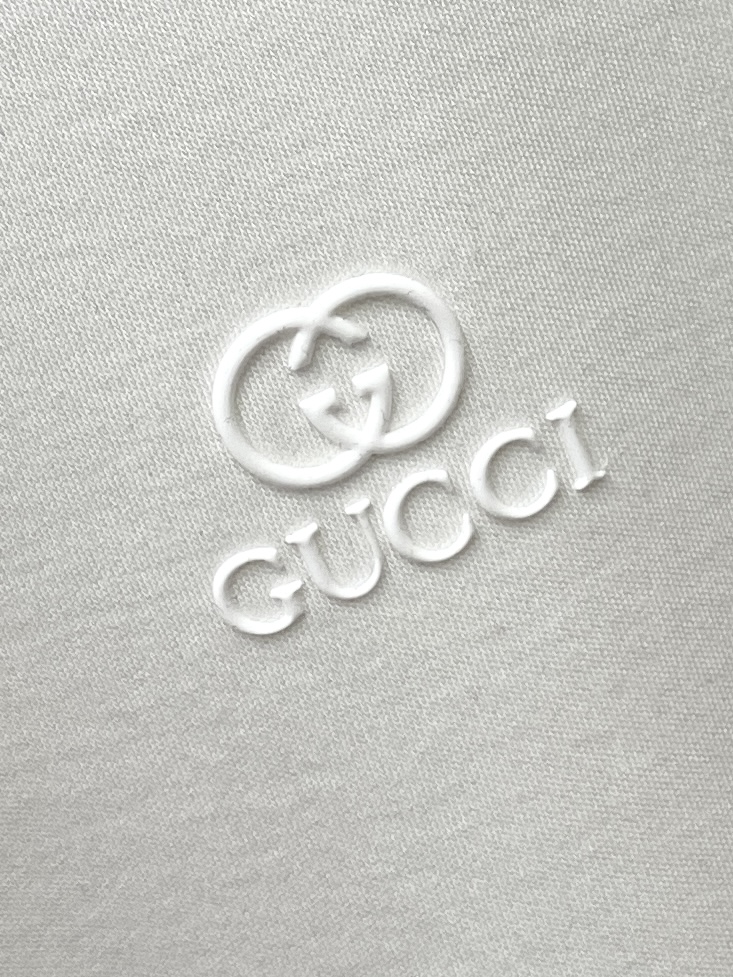 古奇、2025新品长袖打底，帅气时尚，胸前顶级印胶字母logo，简约百搭款。面料棉 不仅挺括，保持潮流的