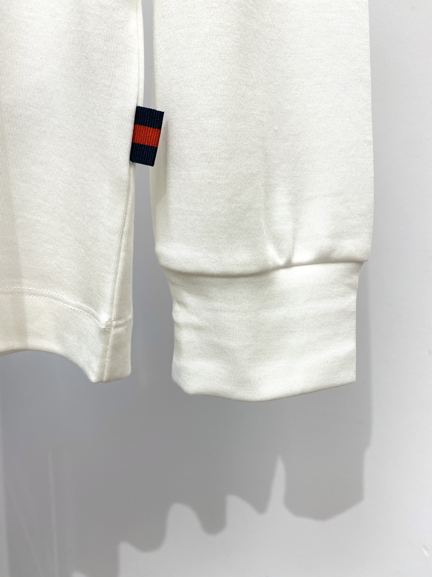 古奇、2025新品长袖打底，帅气时尚，胸前顶级印胶字母logo，简约百搭款。面料棉 不仅挺括，保持潮流的