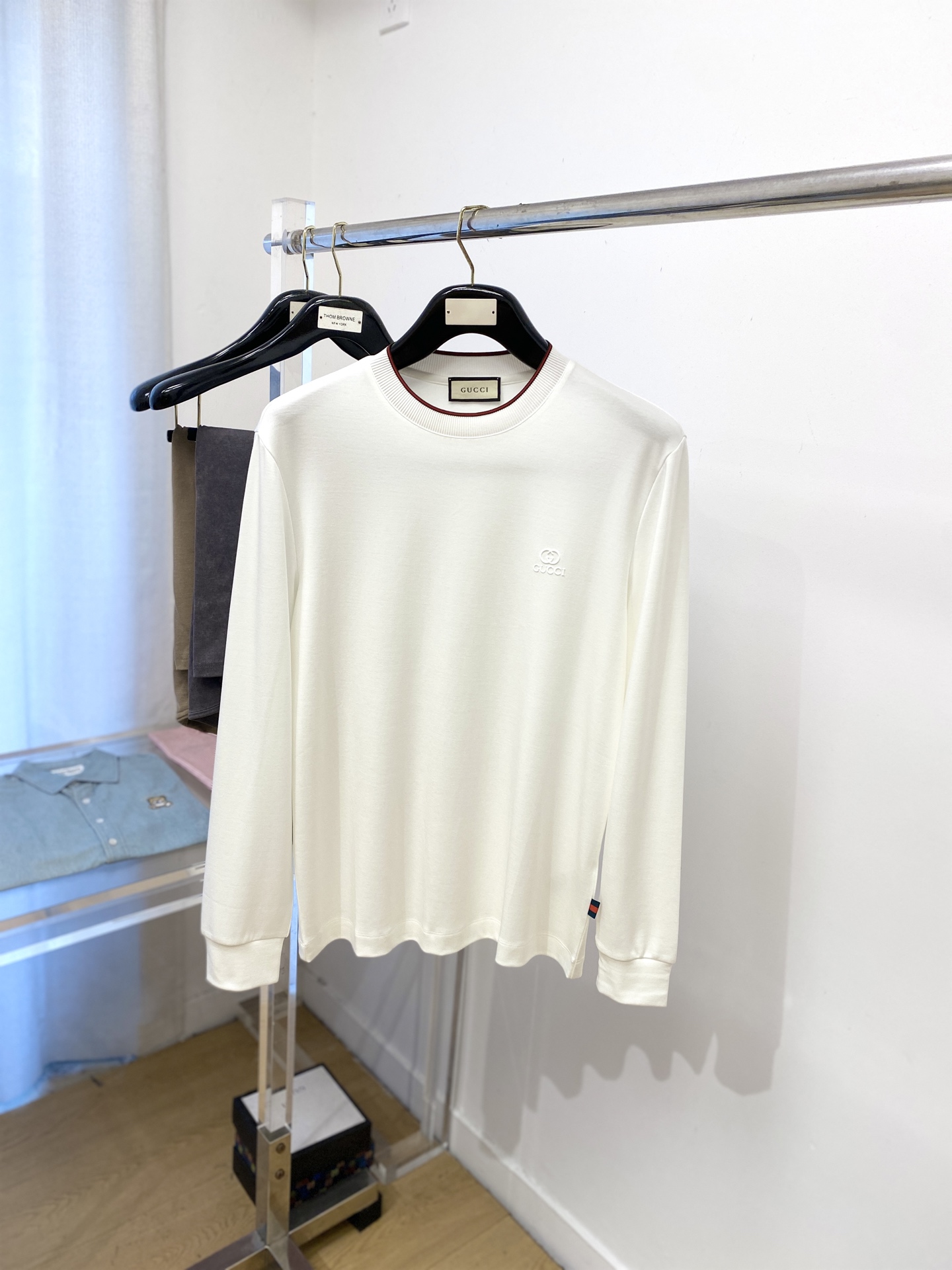 NO:518966,Guqi, 2025 new product long-sleeved base, handsome and fashionable, top-grade printed letter logo on the chest, simple and versatile style. The fabric cotton is not only crisp, maintains the trendy silhouette, and is comfortable to wear, and the yarn is more delicate, with a size M-3XL, alexander wang19860909古奇、2025新品长袖打底,帅气时尚,胸前顶级印胶字母logo,简约百搭款.面料棉 不仅挺括,保持潮流的廓形,又穿着舒适,纱织更细腻,码数M-3XL,,alexander wang,Men's clothing