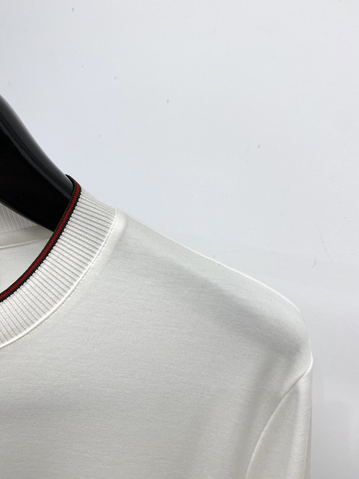 古奇、2025新品长袖打底，帅气时尚，胸前顶级印胶字母logo，简约百搭款。面料棉 不仅挺括，保持潮流的