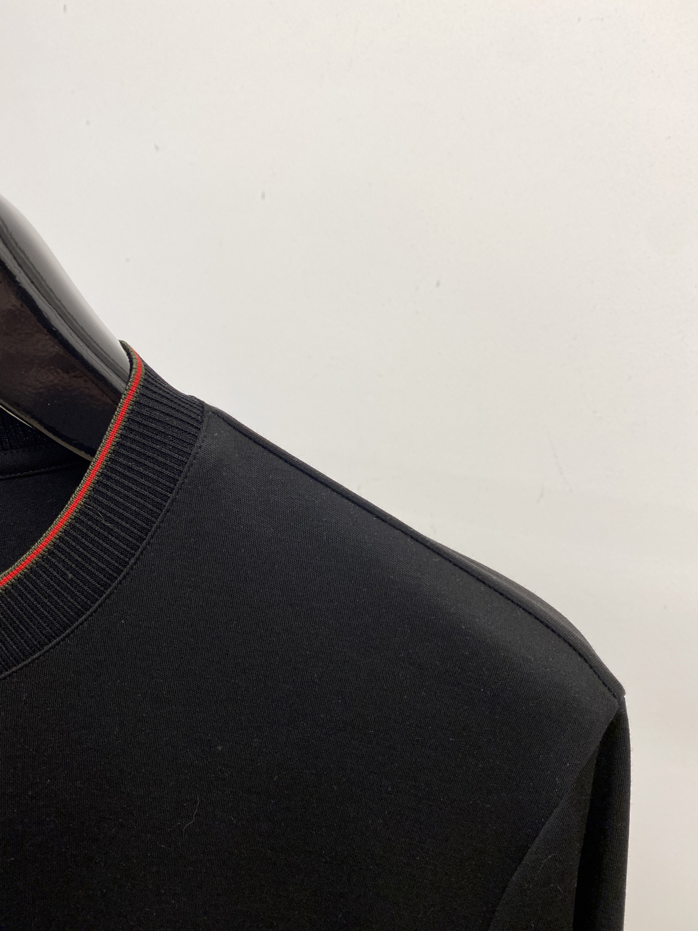 古奇、2025新品长袖打底，帅气时尚，胸前顶级印胶字母logo，简约百搭款。面料棉 不仅挺括，保持潮流的