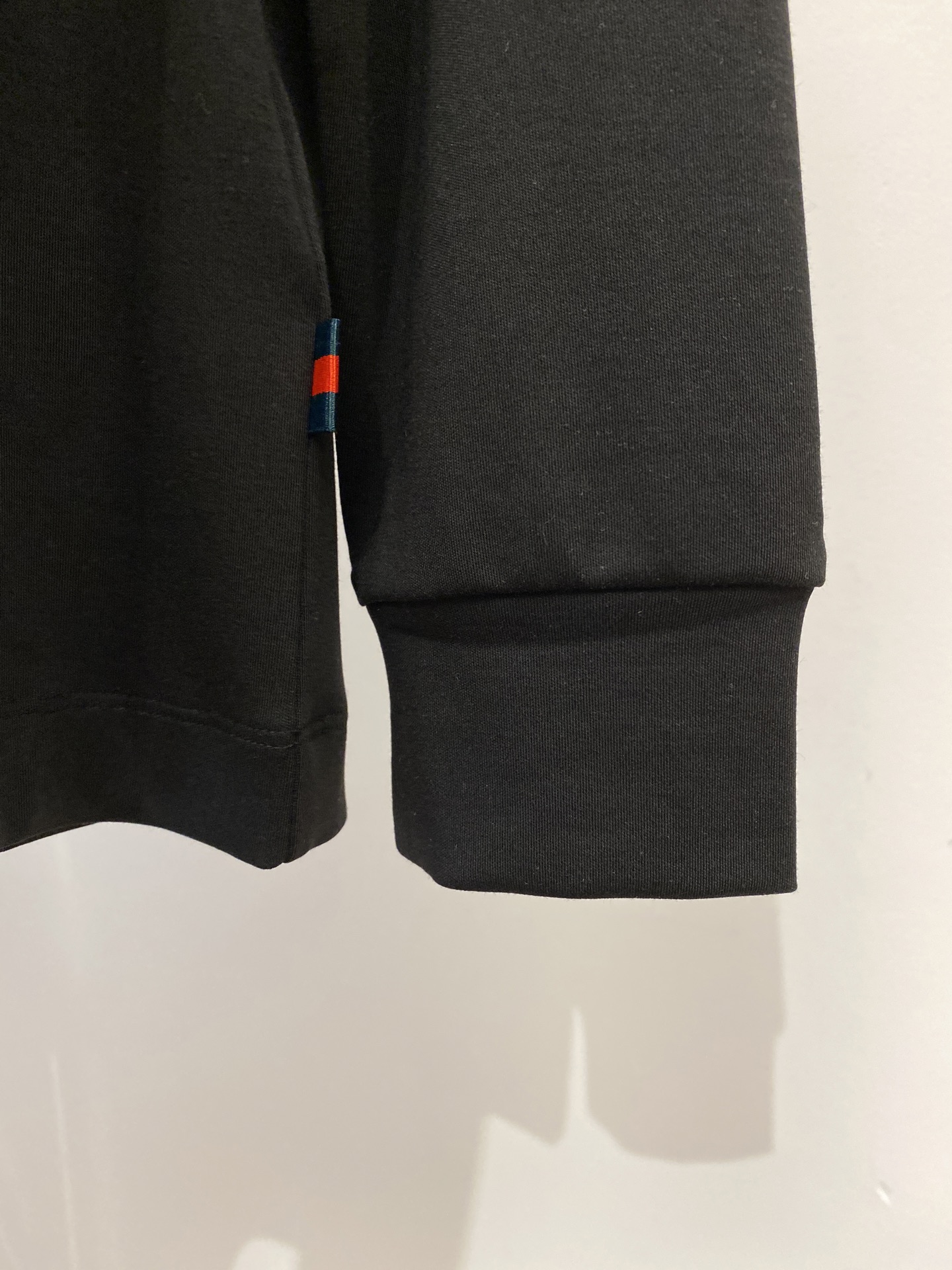 古奇、2025新品长袖打底，帅气时尚，胸前顶级印胶字母logo，简约百搭款。面料棉 不仅挺括，保持潮流的