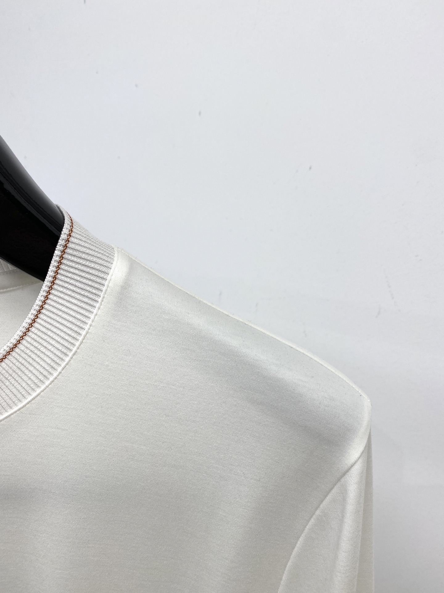 杰尼亚、2025新品长袖打底，帅气时尚，胸前设计凹凸印胶图案logo，简约百搭款。面料棉 不仅挺括，保持