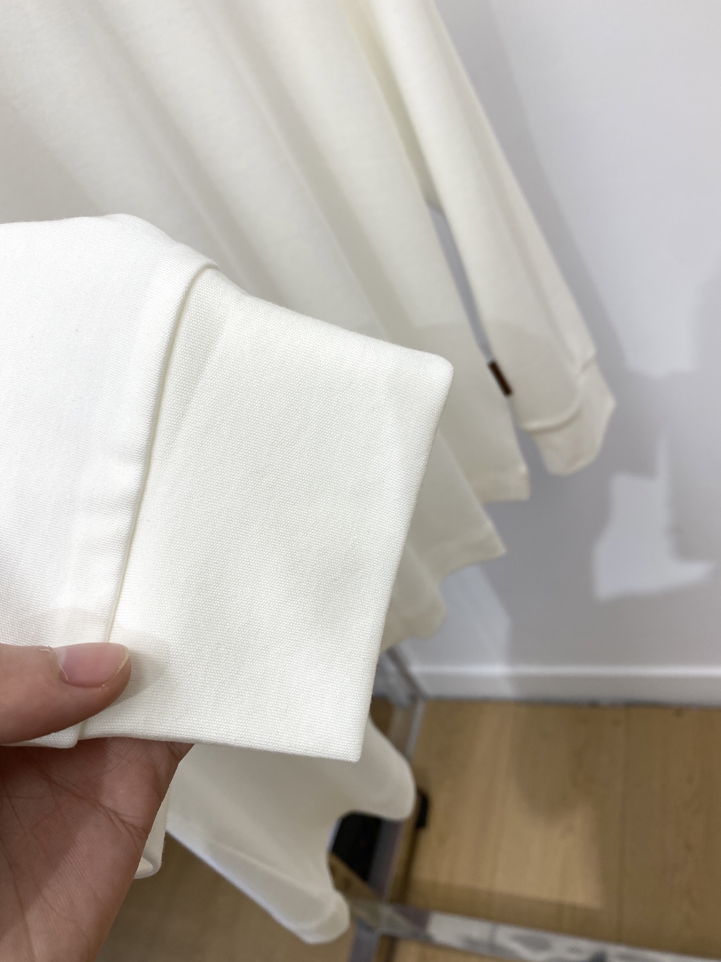 杰尼亚、2025新品长袖打底，帅气时尚，胸前设计凹凸印胶图案logo，简约百搭款。面料棉 不仅挺括，保持