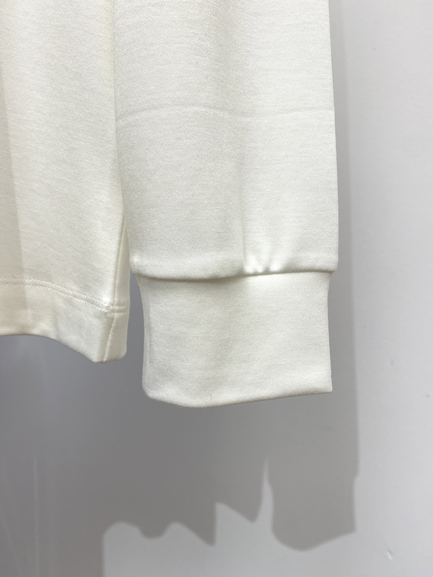 杰尼亚、2025新品长袖打底，帅气时尚，胸前设计凹凸印胶图案logo，简约百搭款。面料棉 不仅挺括，保持