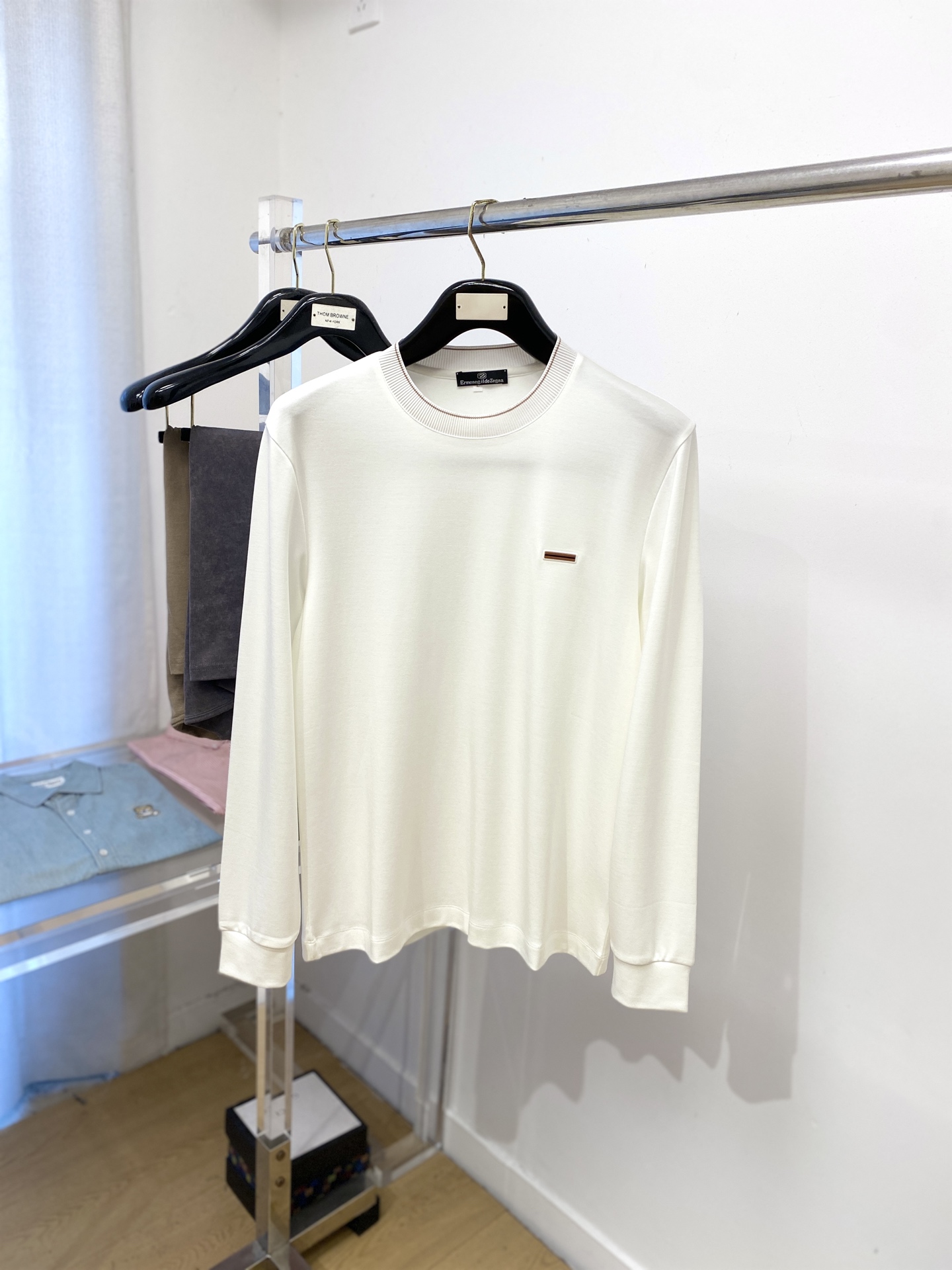 NO:518959,Zenia, 2025 new product long-sleeved base, handsome and fashionable, chest design concave and embossed glue pattern logo, simple and versatile. Fabric cotton is not only crisp, maintains a fashionable silhouette, but also comfortable to wear, and the yarn is more delicate, the size M-3XL, zegna, alexander wang19860909杰尼亚、2025新品长袖打底,帅气时尚,胸前设计凹凸印胶图案logo,简约百搭款.面料棉 不仅挺括,保持潮流的廓形,又穿着舒适,纱织更细腻,码数M-3XL,,zegna,alexander wang,Men's clothing