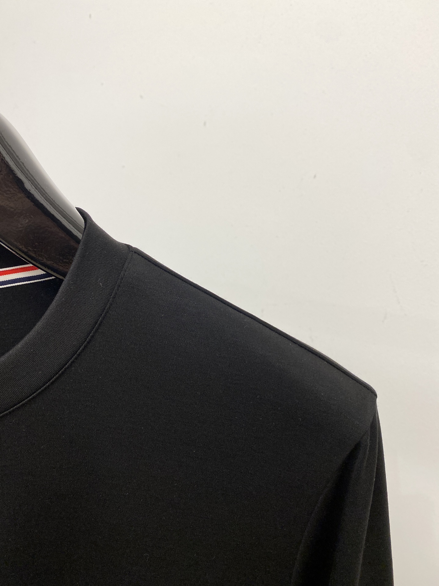 TB、2025新品长袖打底，帅气时尚，衣下刺绣织带字母logo，简约百搭款。面料棉 不仅挺括，保持潮流的