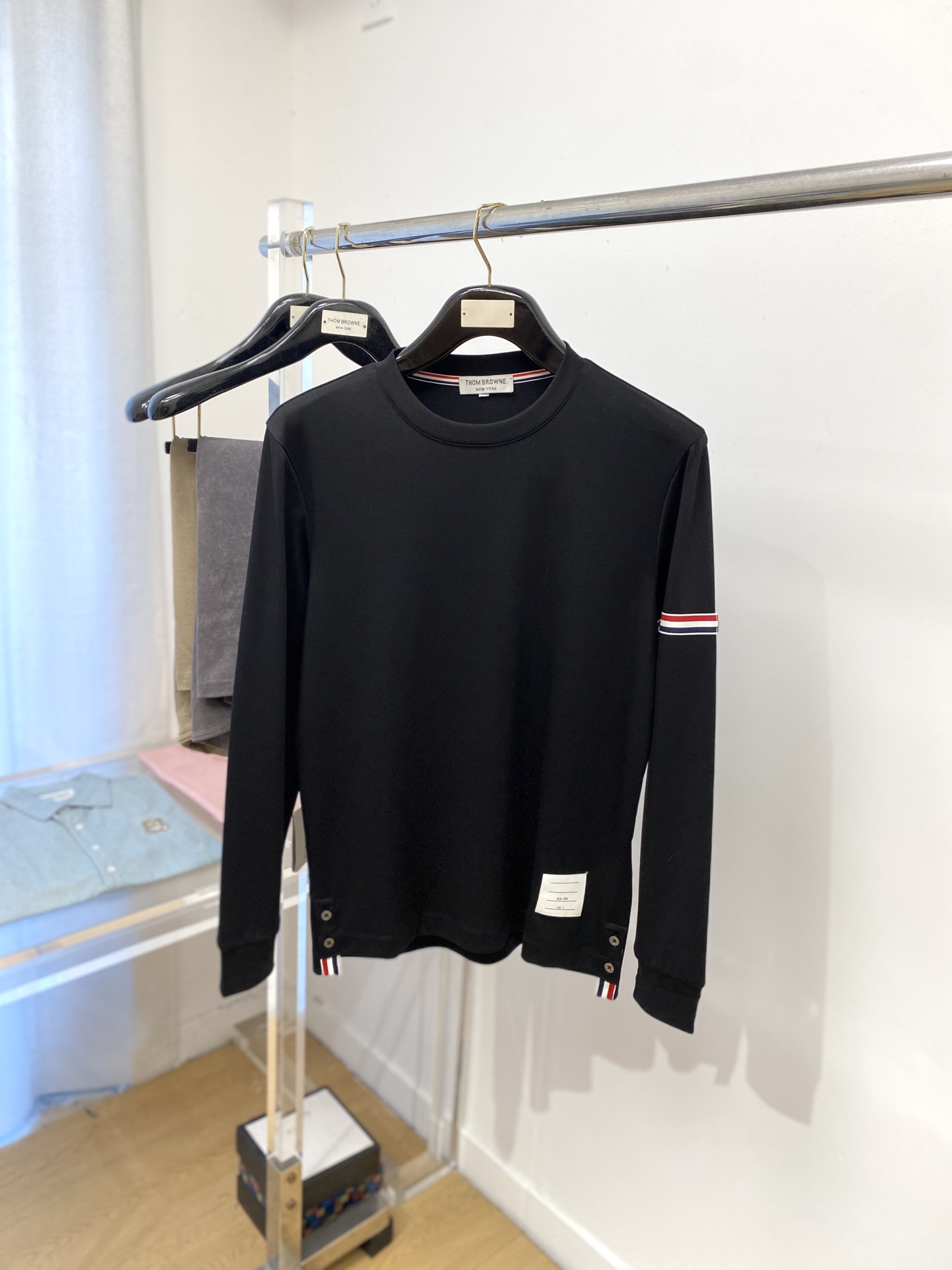 NO:518965,TB, 2025 new long-sleeved base, handsome and fashionable, embroidered webbing letter logo under the clothes, simple and versatile style. The fabric cotton is not only crisp, maintains the trendy silhouette, and is comfortable to wear, and the yarn is more delicate, with a size M-3XL, alexander wang19860909TB、2025新品长袖打底,帅气时尚,衣下刺绣织带字母logo,简约百搭款.面料棉 不仅挺括,保持潮流的廓形,又穿着舒适,纱织更细腻,码数M-3XL,,alexander wang,Men's clothing