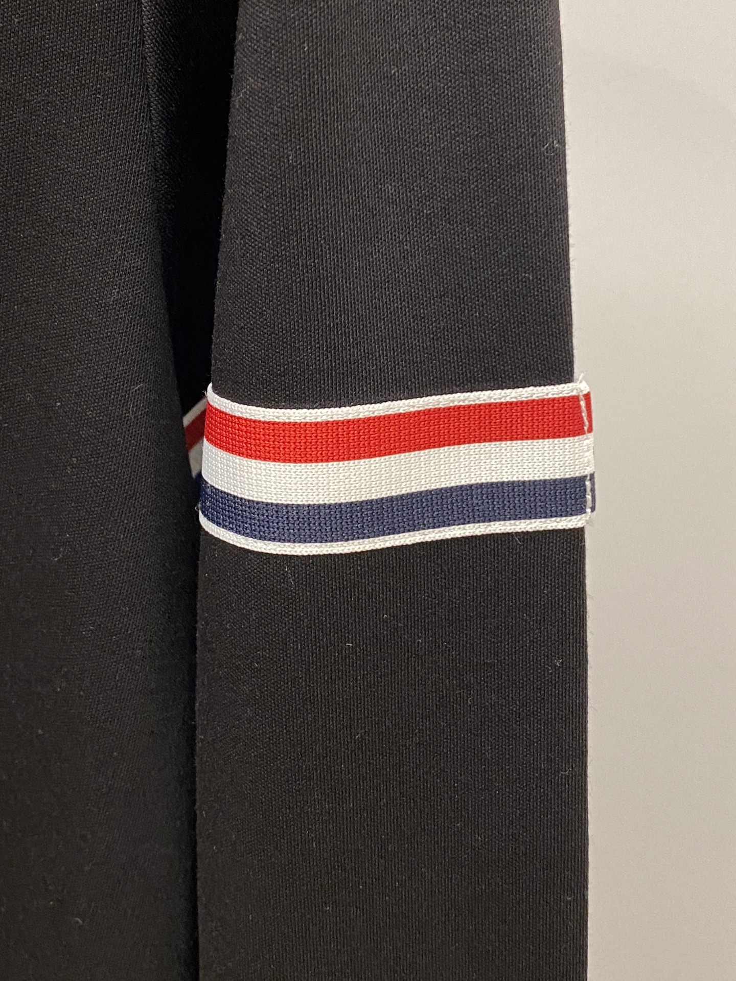 TB、2025新品长袖打底，帅气时尚，衣下刺绣织带字母logo，简约百搭款。面料棉 不仅挺括，保持潮流的