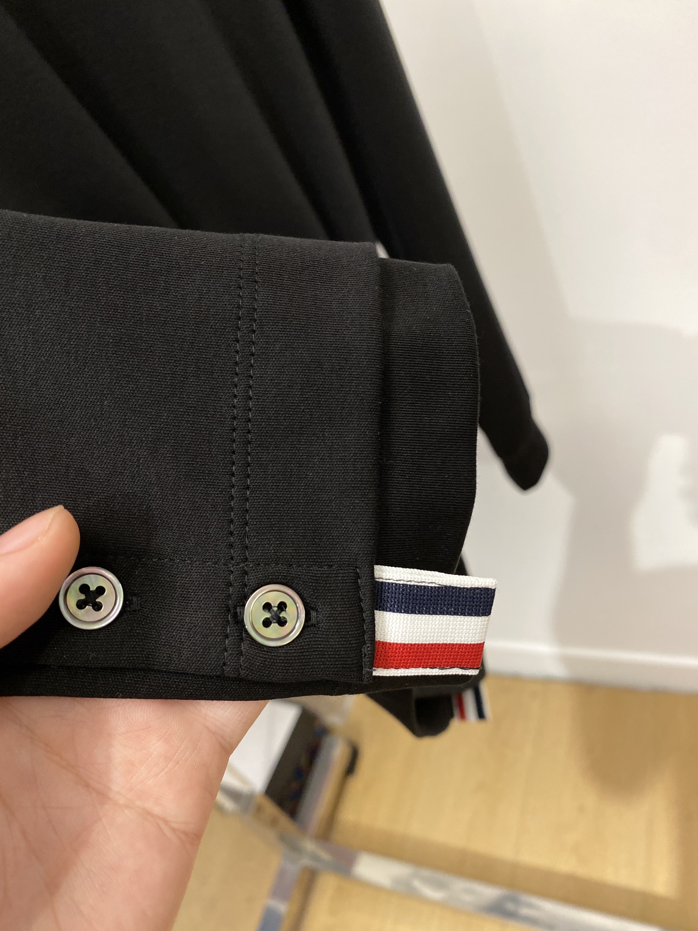 TB、2025新品长袖打底，帅气时尚，衣下刺绣织带字母logo，简约百搭款。面料棉 不仅挺括，保持潮流的