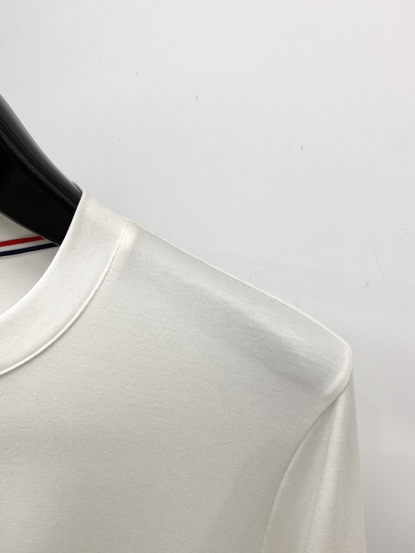 TB、2025新品长袖打底，帅气时尚，衣下刺绣织带字母logo，简约百搭款。面料棉 不仅挺括，保持潮流的