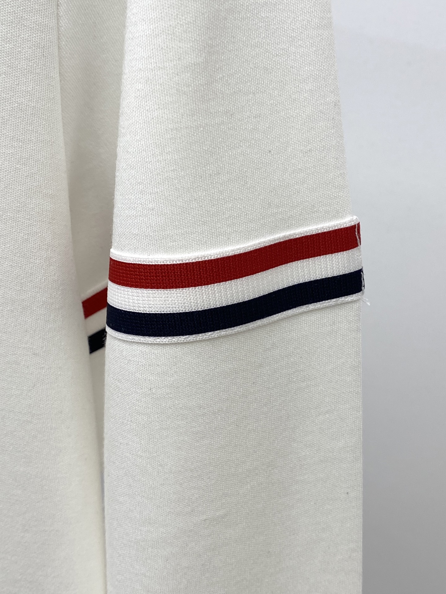 TB、2025新品长袖打底，帅气时尚，衣下刺绣织带字母logo，简约百搭款。面料棉 不仅挺括，保持潮流的