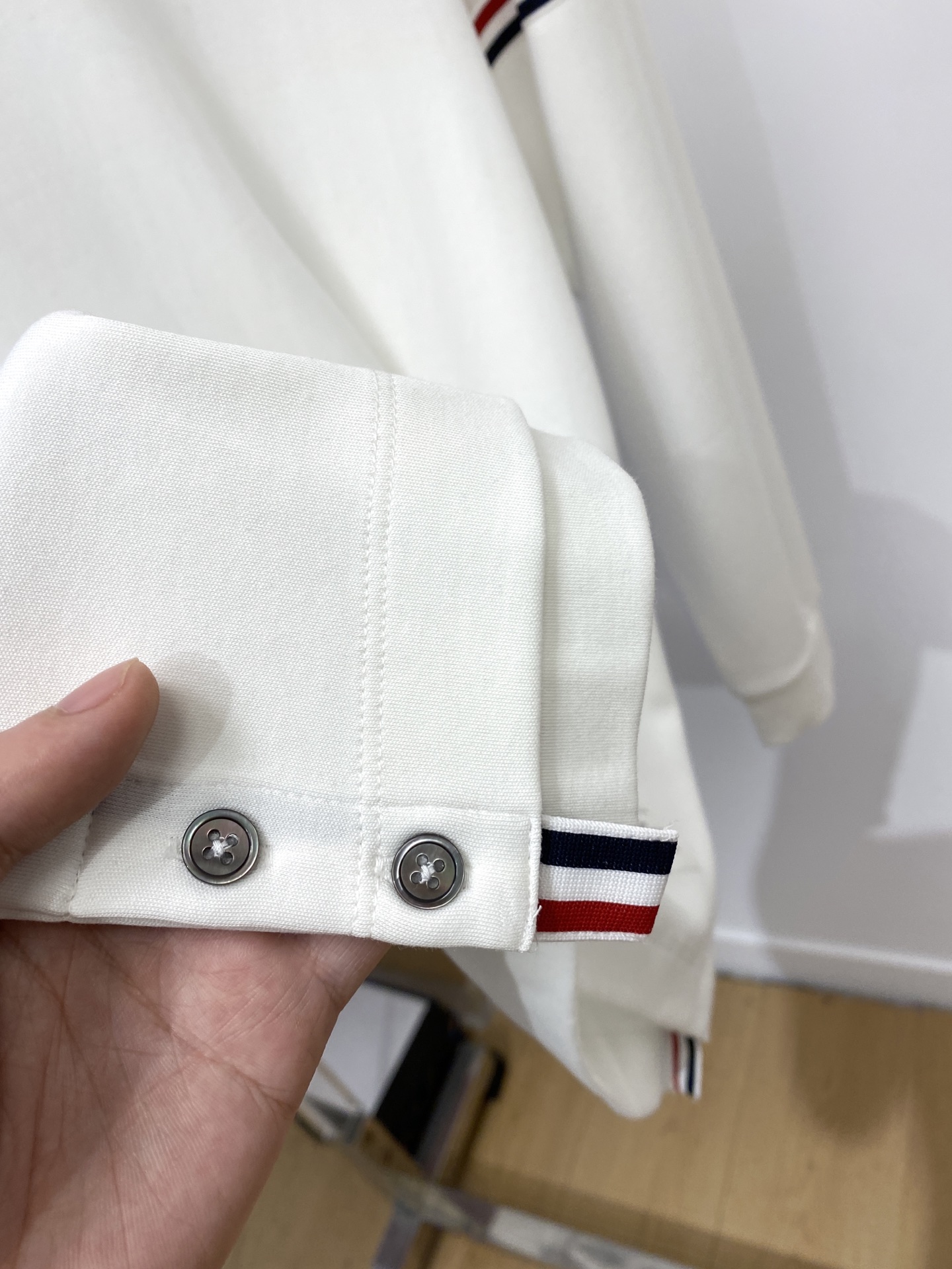 TB、2025新品长袖打底，帅气时尚，衣下刺绣织带字母logo，简约百搭款。面料棉 不仅挺括，保持潮流的