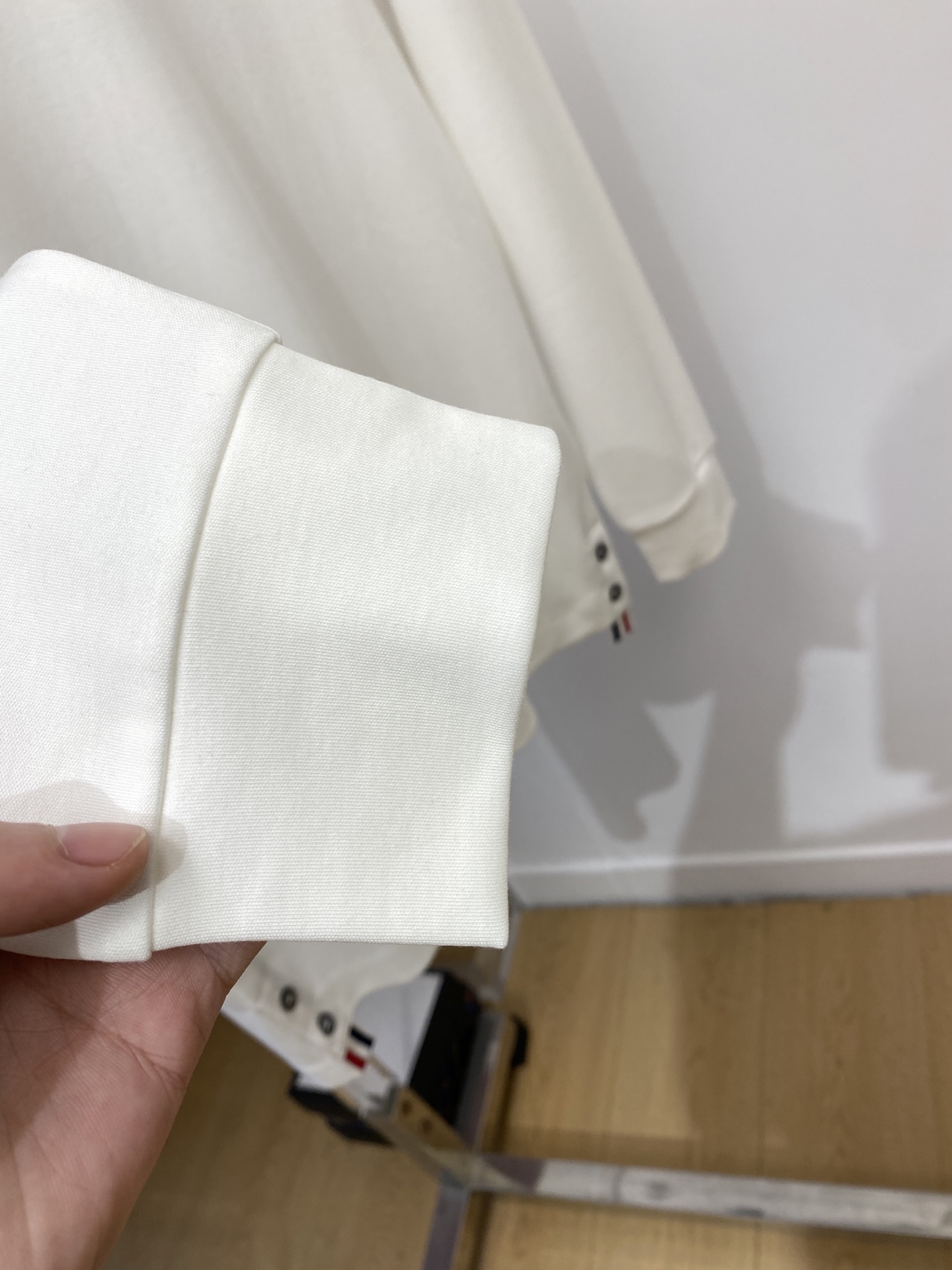 TB、2025新品长袖打底，帅气时尚，衣下刺绣织带字母logo，简约百搭款。面料棉 不仅挺括，保持潮流的